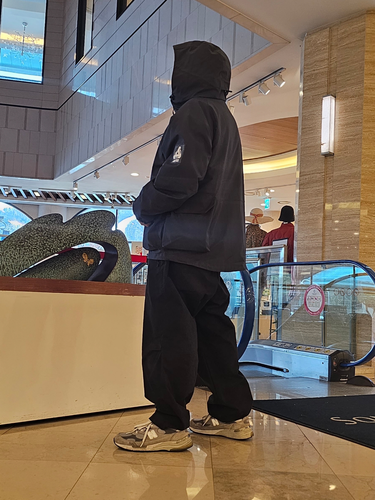 Palace Gore-Tex Cotton RS Jacket Navy - 23FW, Essentials The Black Collection Relaxed Trousers Black - 23SS 착용 스타일 - 1