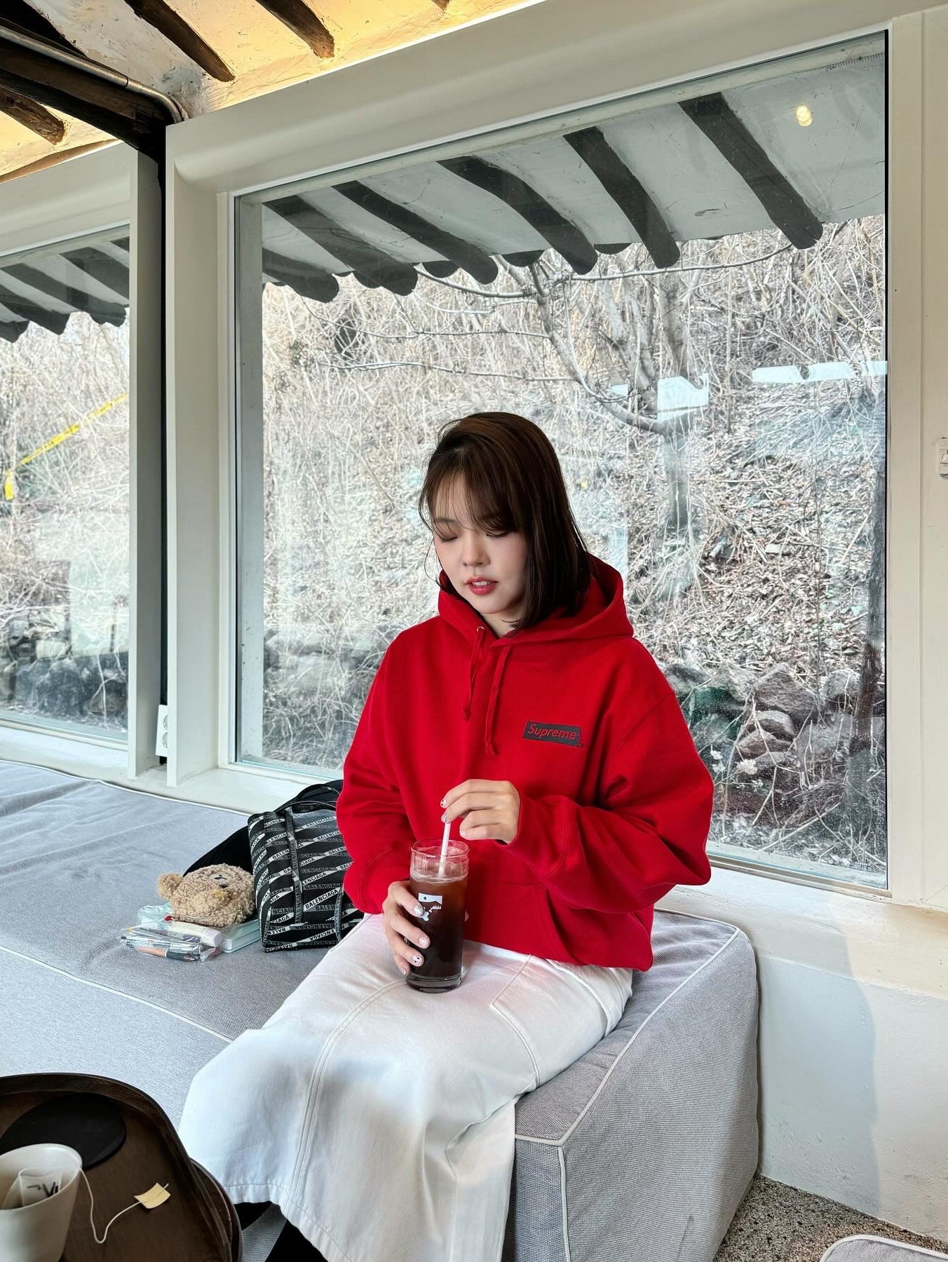 Supreme Catwoman Hooded Sweatshirt Red - 23FW, Adidas Samba OG Cloud White 착용 스타일 - 2