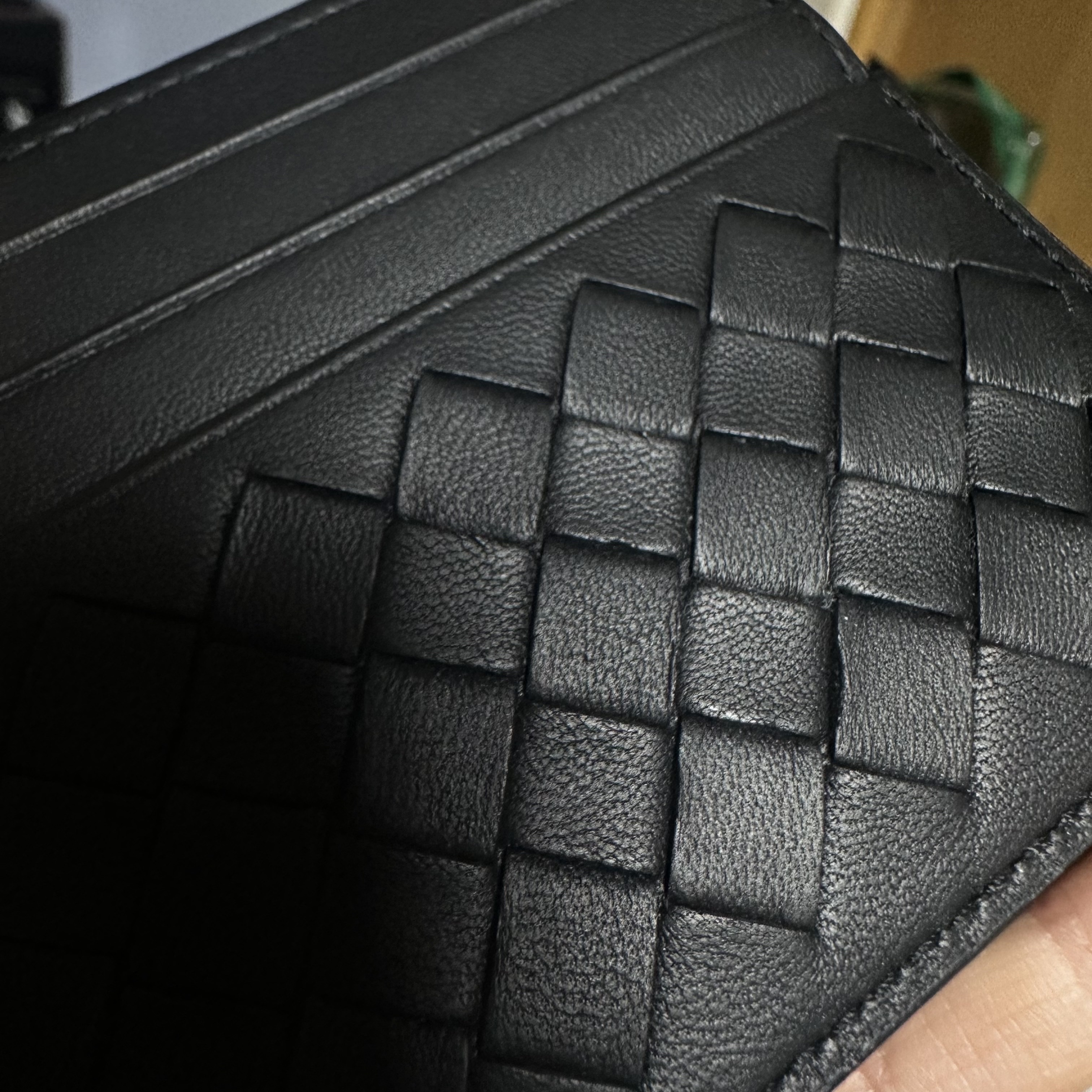 Bottega Veneta Credit Card Case Black 착용 스타일 - 3