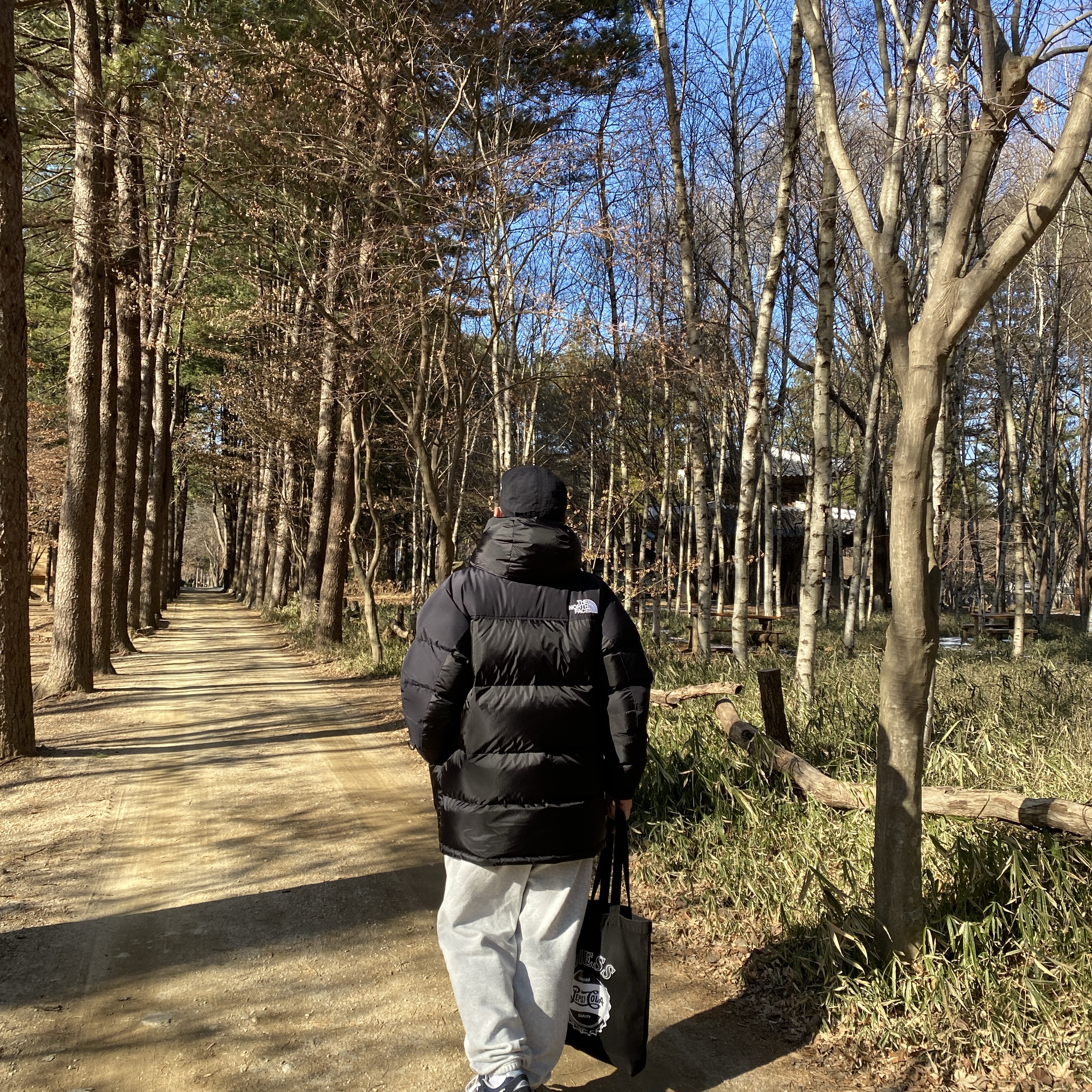 The North Face Him Down Parka Black, New Balance 2002R Eclipse Castlerock 착용 스타일 - 2