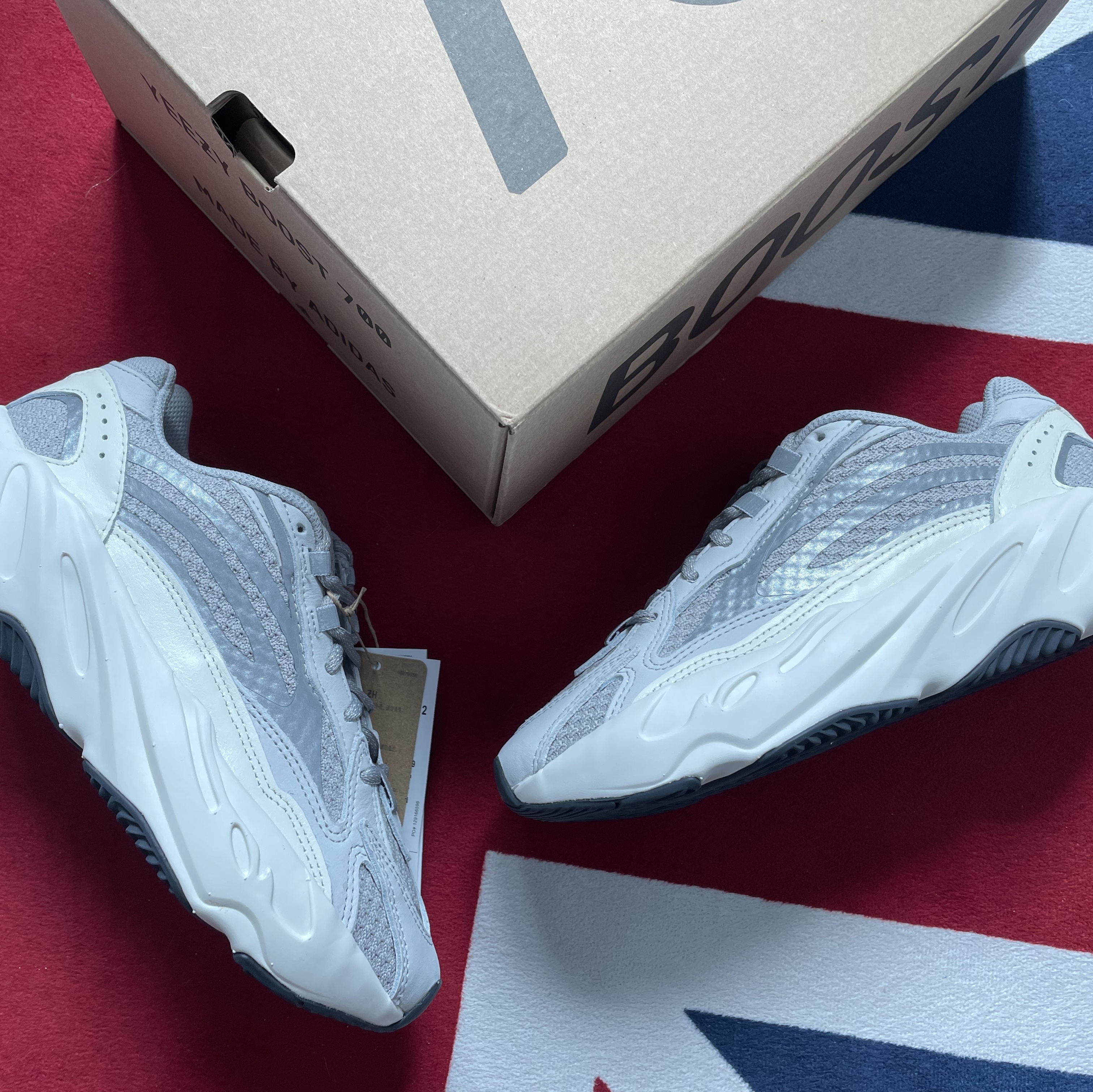 Adidas Yeezy Boost 700 V2 Static 2022 착용 스타일 - 2