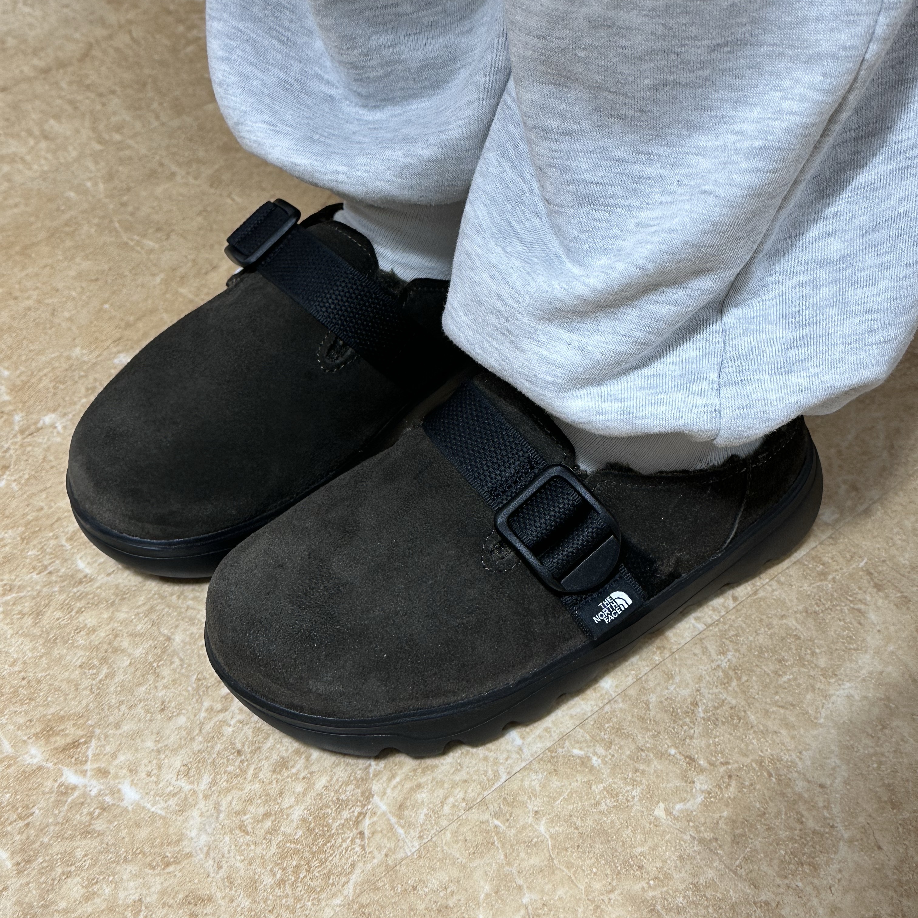 The North Face Buckle Mule Dark Brown 착용 스타일 - 1