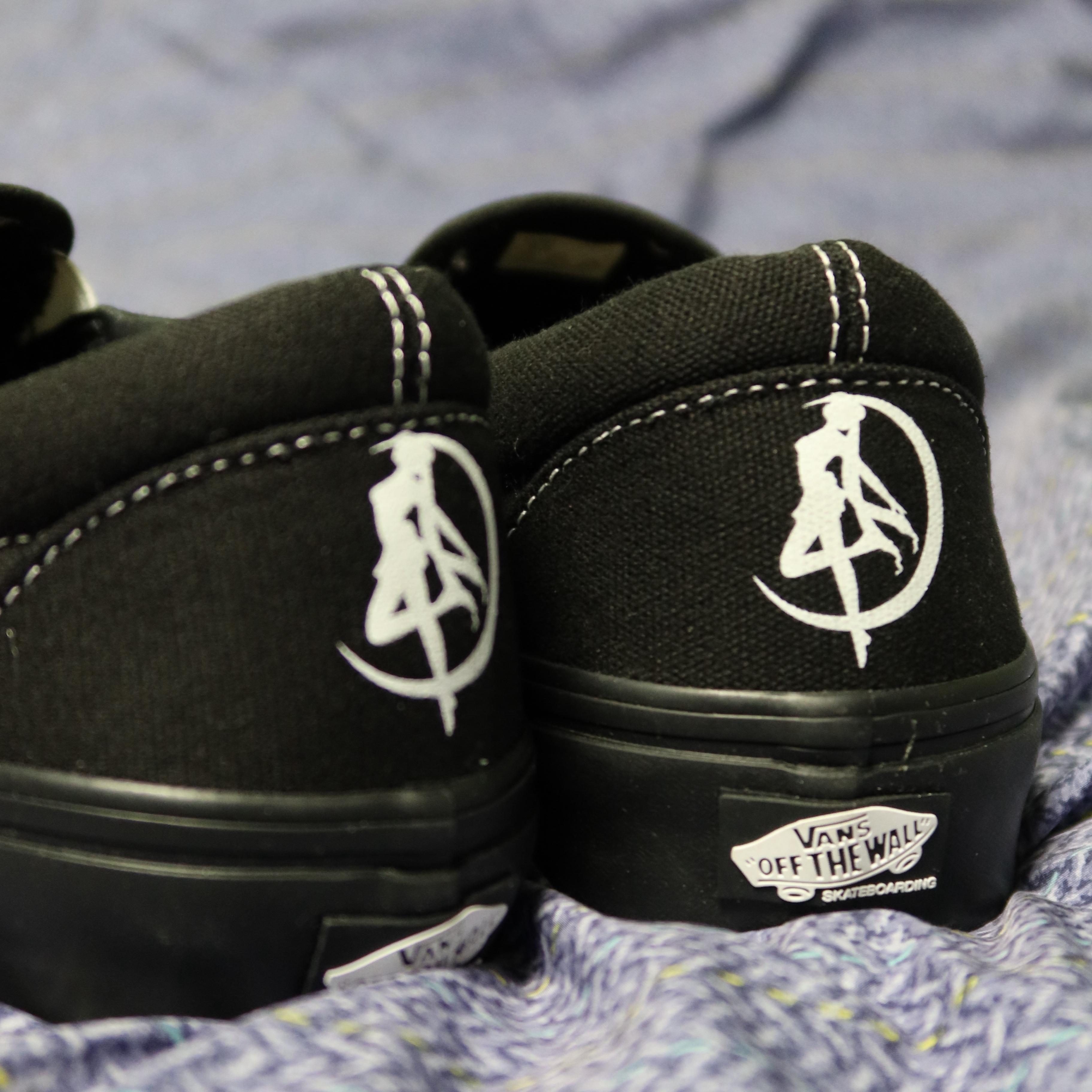 Vans x Lizzie x Sailor Moon Skate Slip-On White Black 착용 스타일 - 2