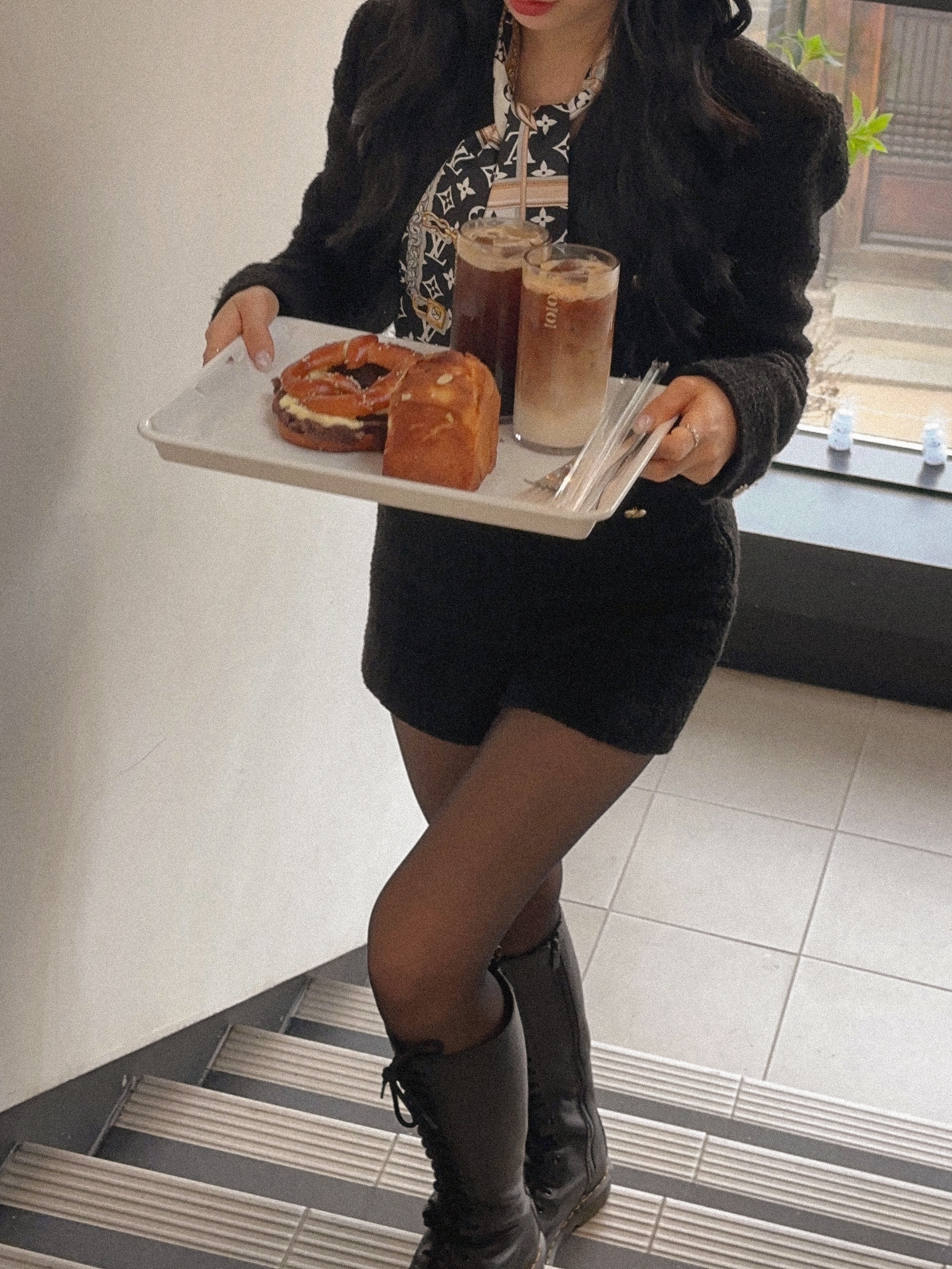 (W) Louis Vuitton Monogram Confidential Bandeau Black, (W) Dr. Martens 1B60 Boots Black 착용 스타일 - 4