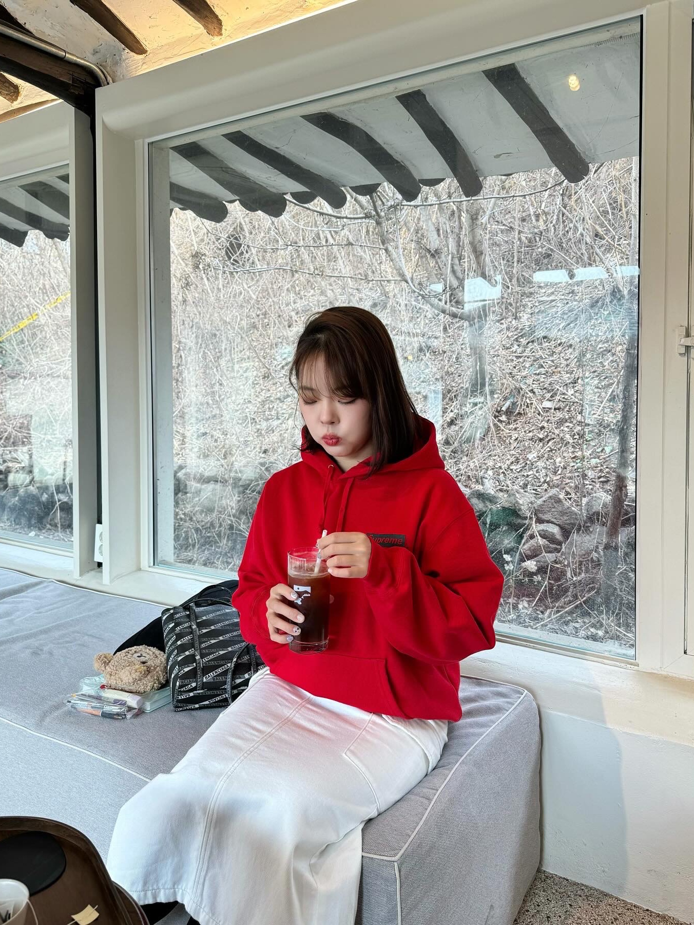 Supreme Catwoman Hooded Sweatshirt Red - 23FW, Adidas Samba OG Cloud White 착용 스타일 - 1