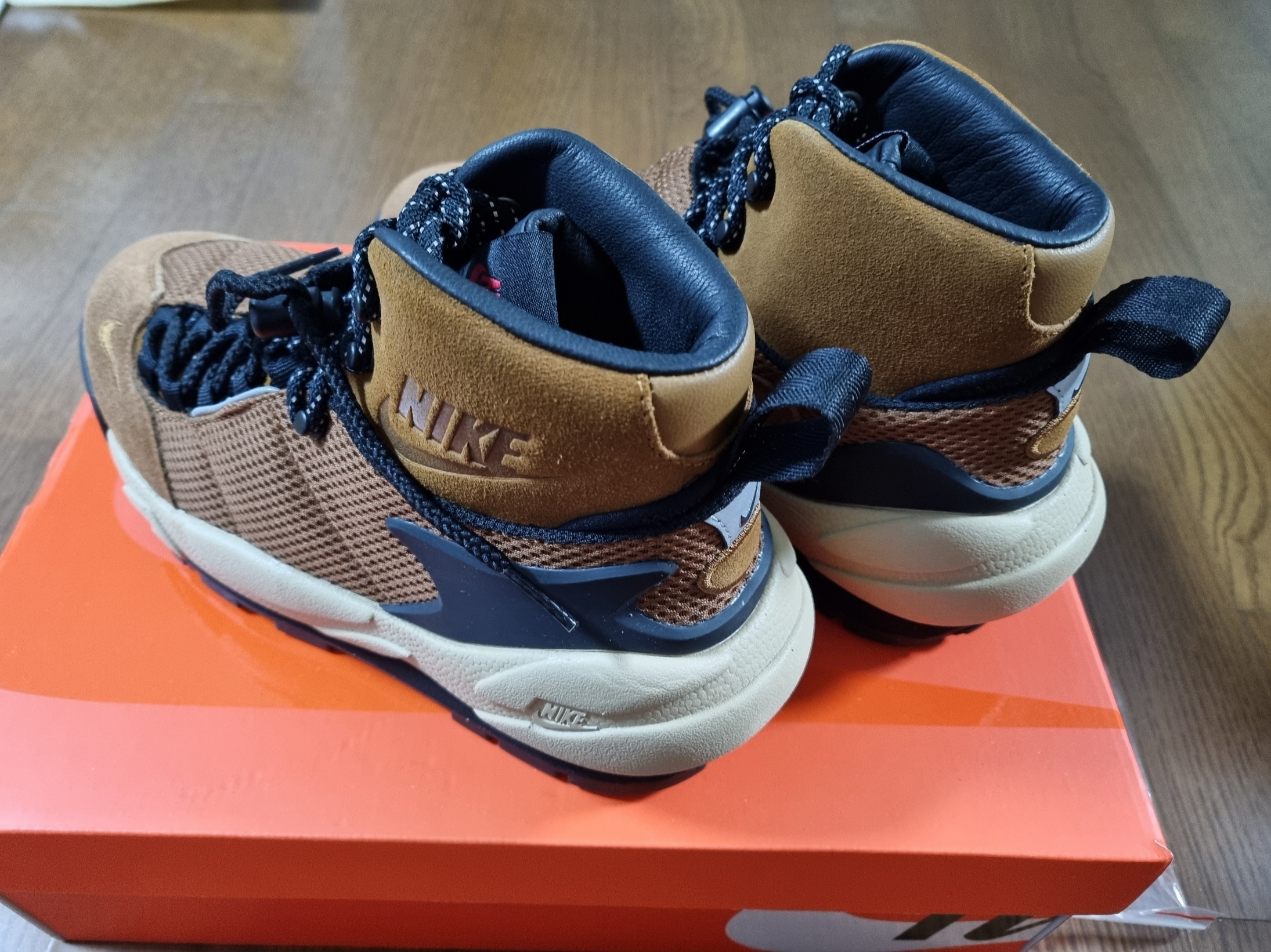 Nike x Sacai Magmascape SP Pecan 착용 스타일 - 2