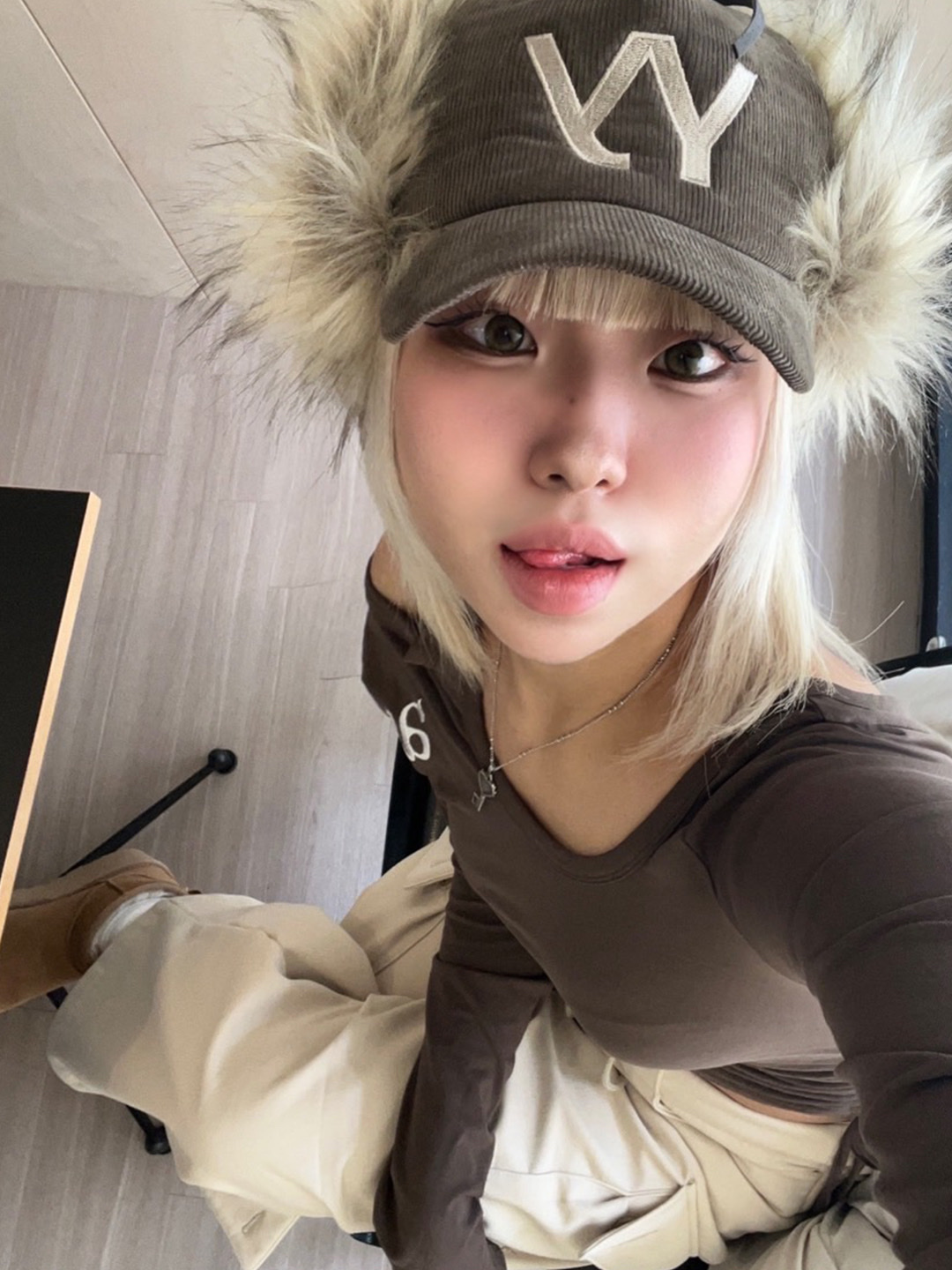 (W) 어그 클래식 미니 2 부츠 체스트넛, 오픈 Yy 포우 퍼 코듀로이 이어플랩 캡 카키 착용 스타일 - 4