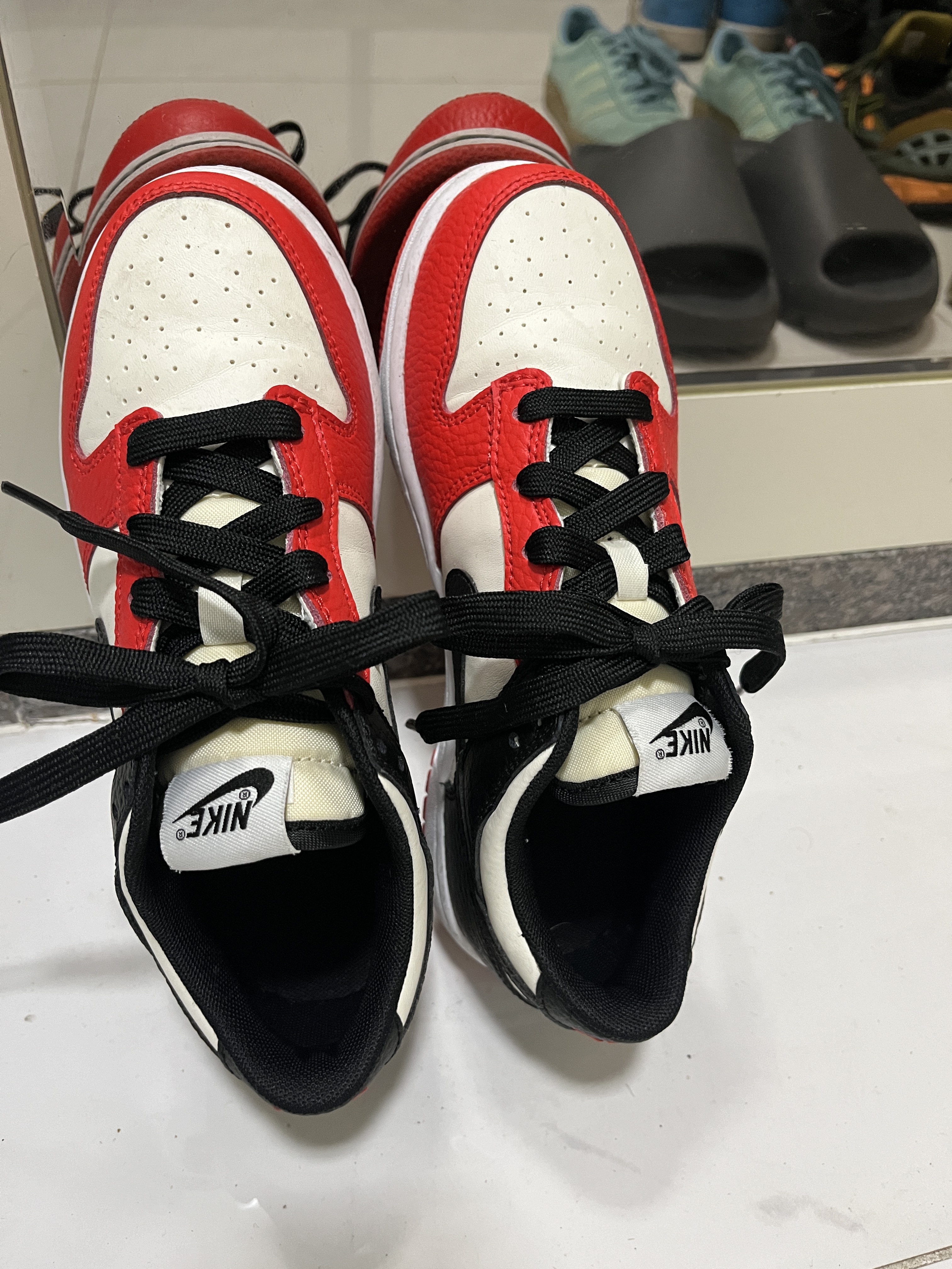 (PS) Nike x NBA Dunk Low Black and Chile Red 착용 스타일 - 4