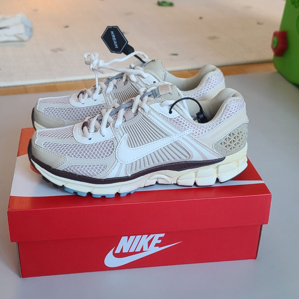 (W) Nike Zoom Vomero 5 Oatmeal 착용 스타일 - 1