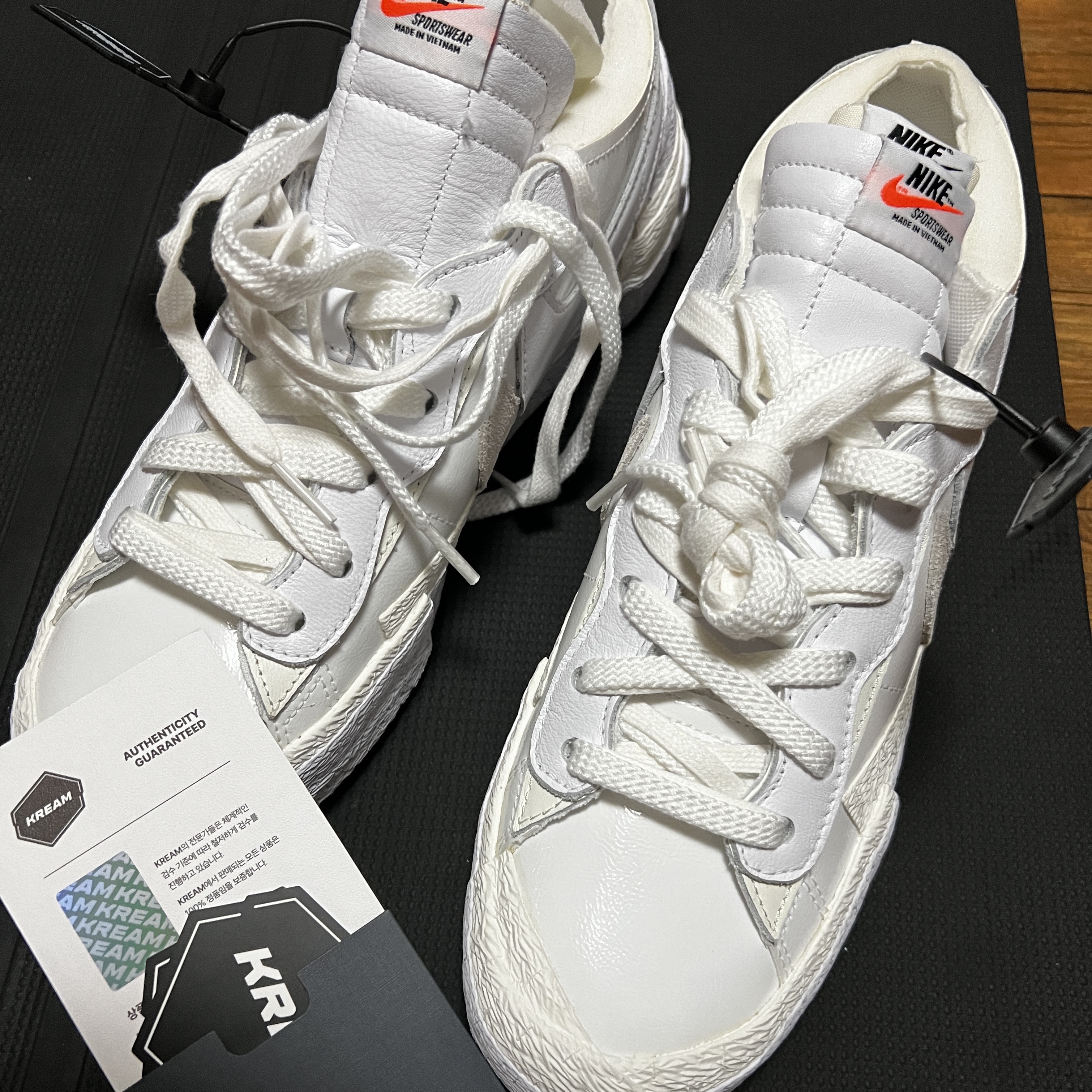 Nike x Sacai Blazer Low White Patent Leather 착용 스타일