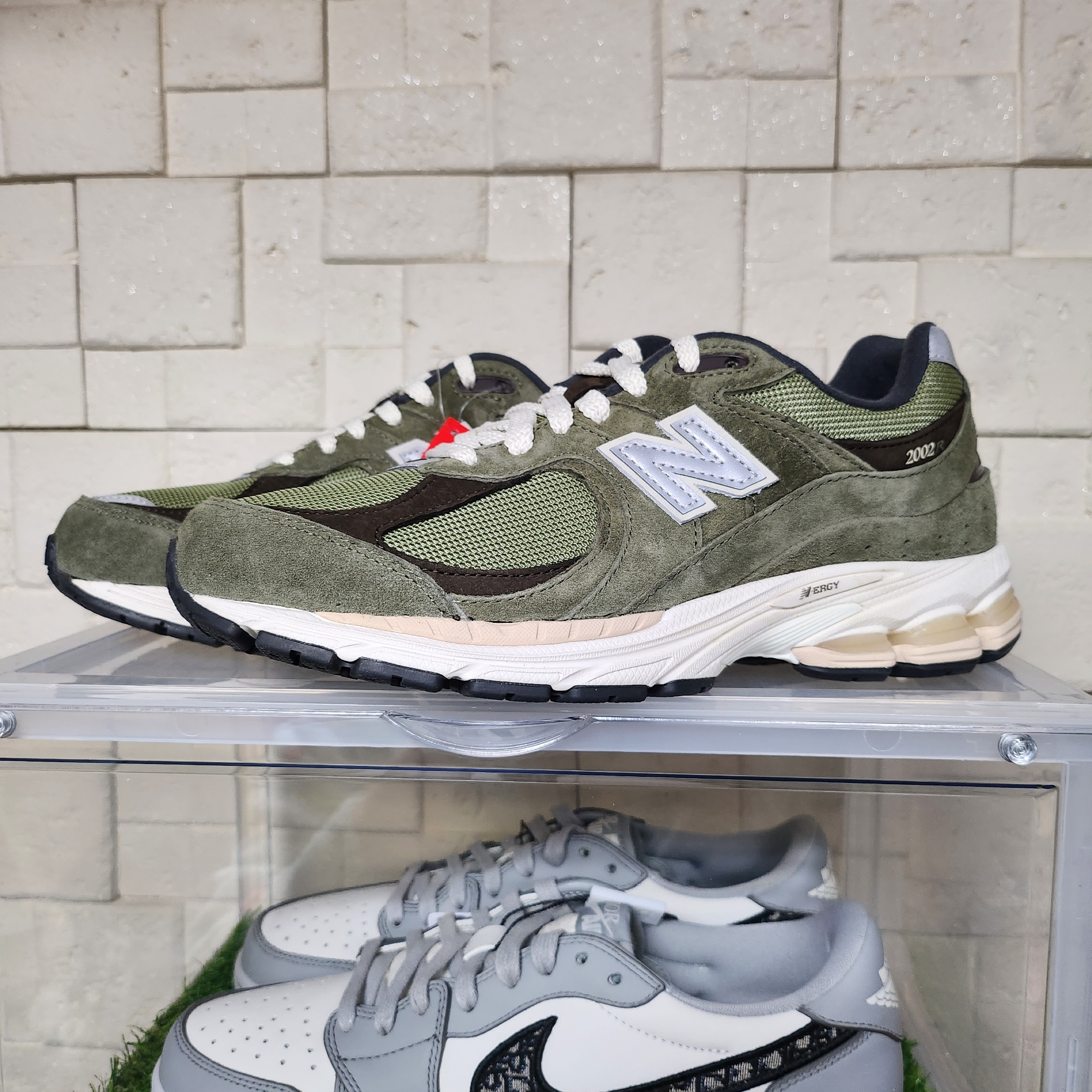 New Balance 2002R Special Vintage Khaki 착용 스타일