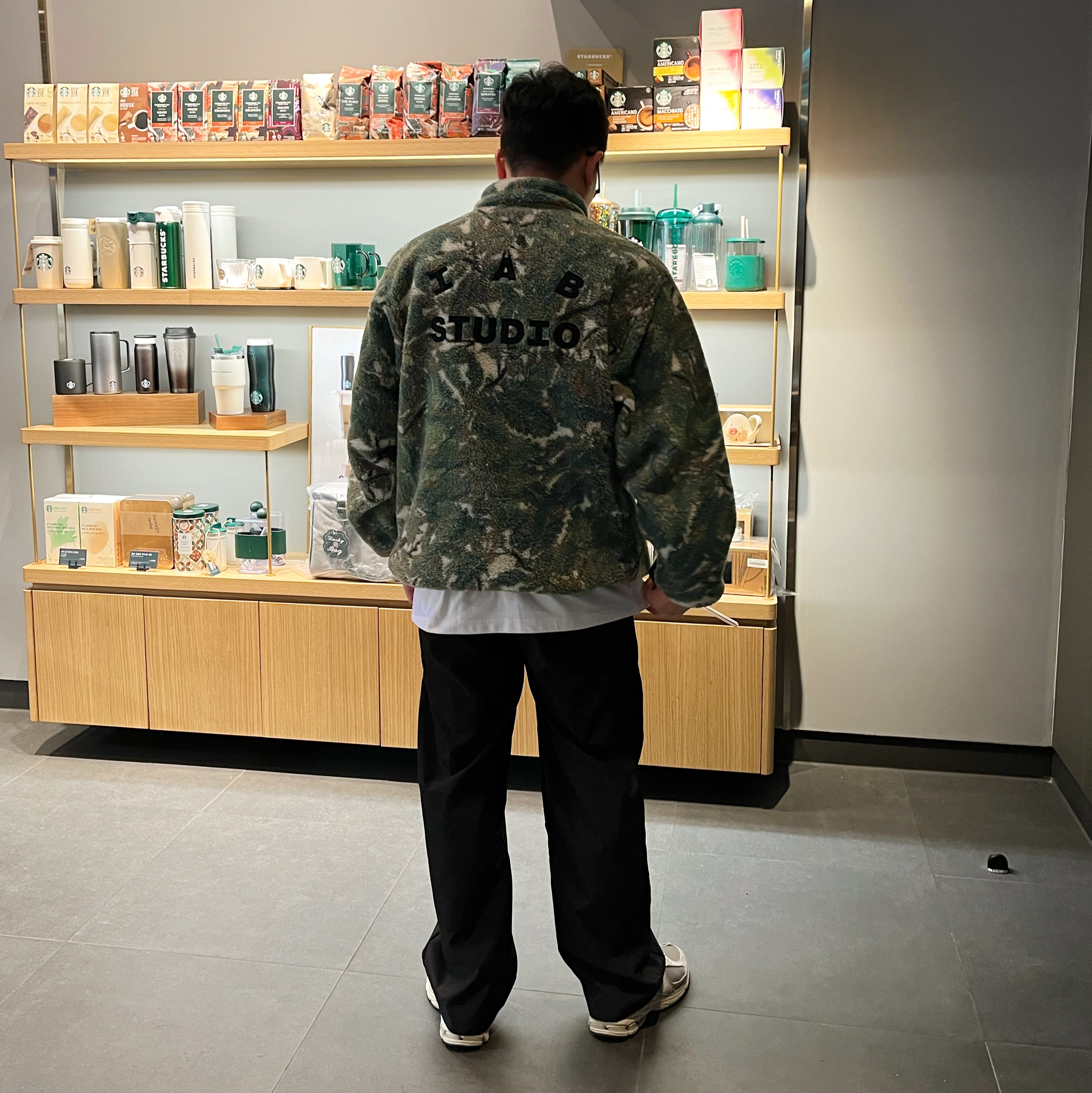 IAB Studio x Helinox Jacquard Half Zip-Up Bukhansan, New Balance 2002R Grey 착용 스타일