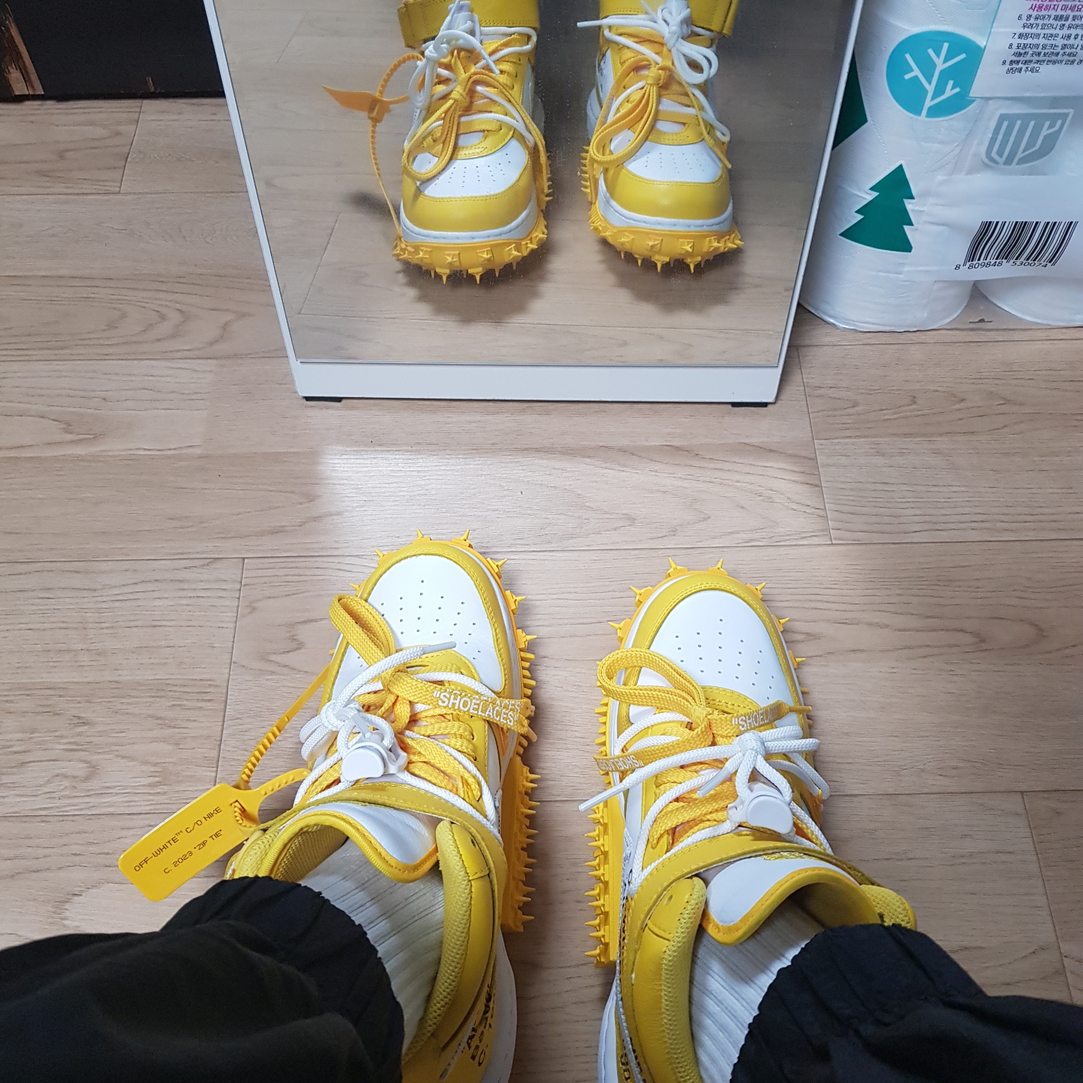 Nike x Off-White Air Force 1 Mid SP Leather Varsity Maize 착용 스타일 - 1