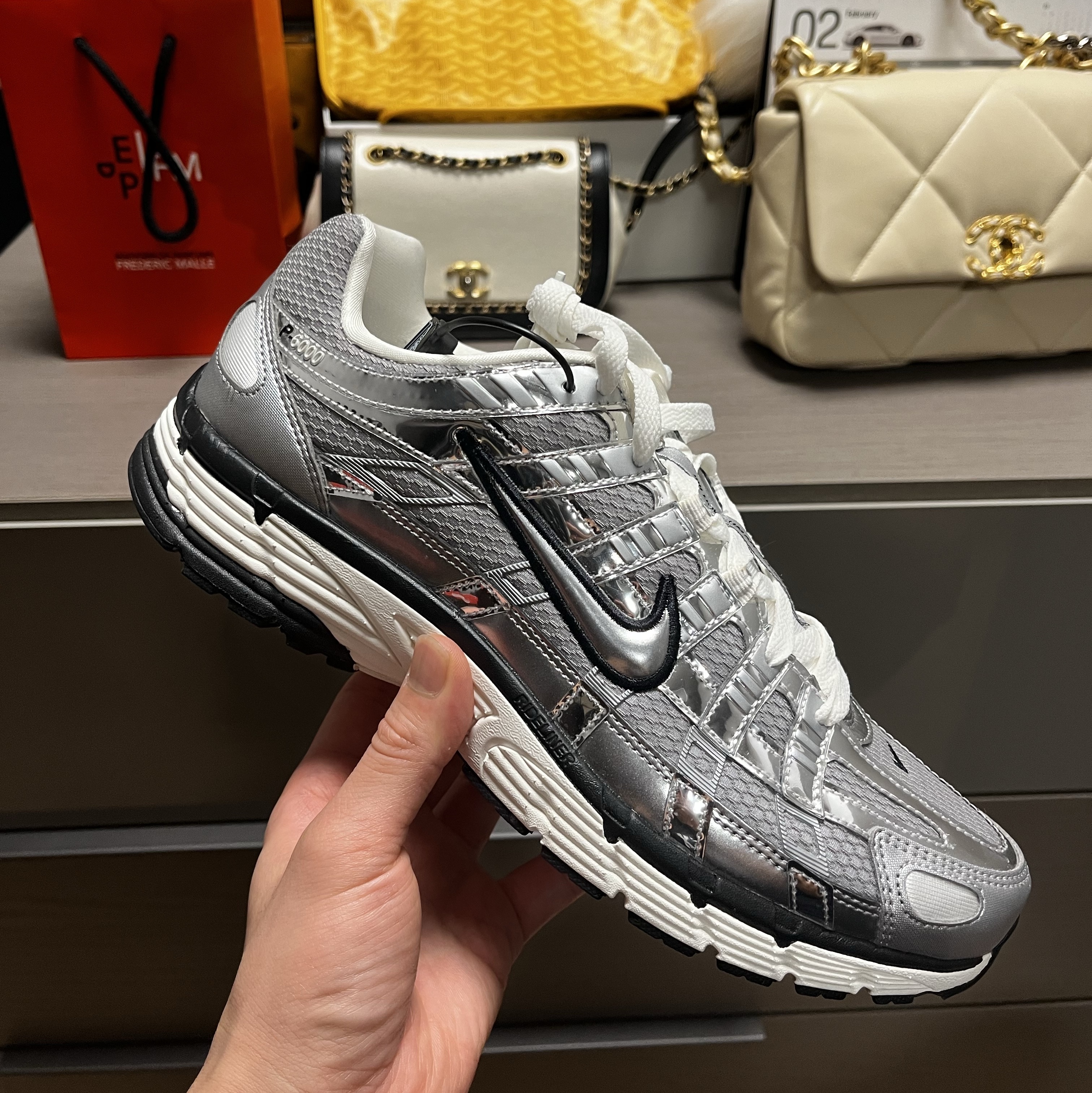 Nike P-6000 Metallic Silver 착용 스타일
