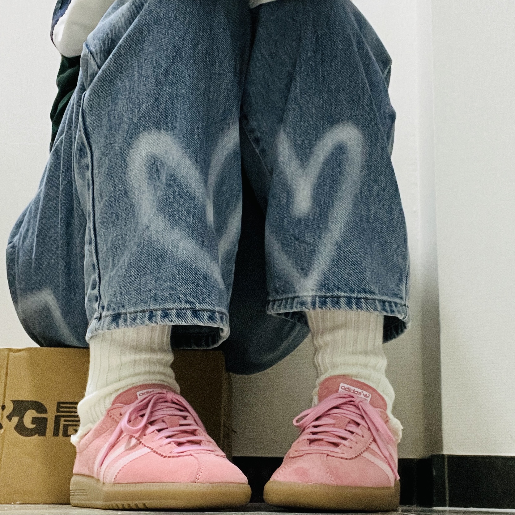 Adidas Bermuda Glow Pink 착용 스타일