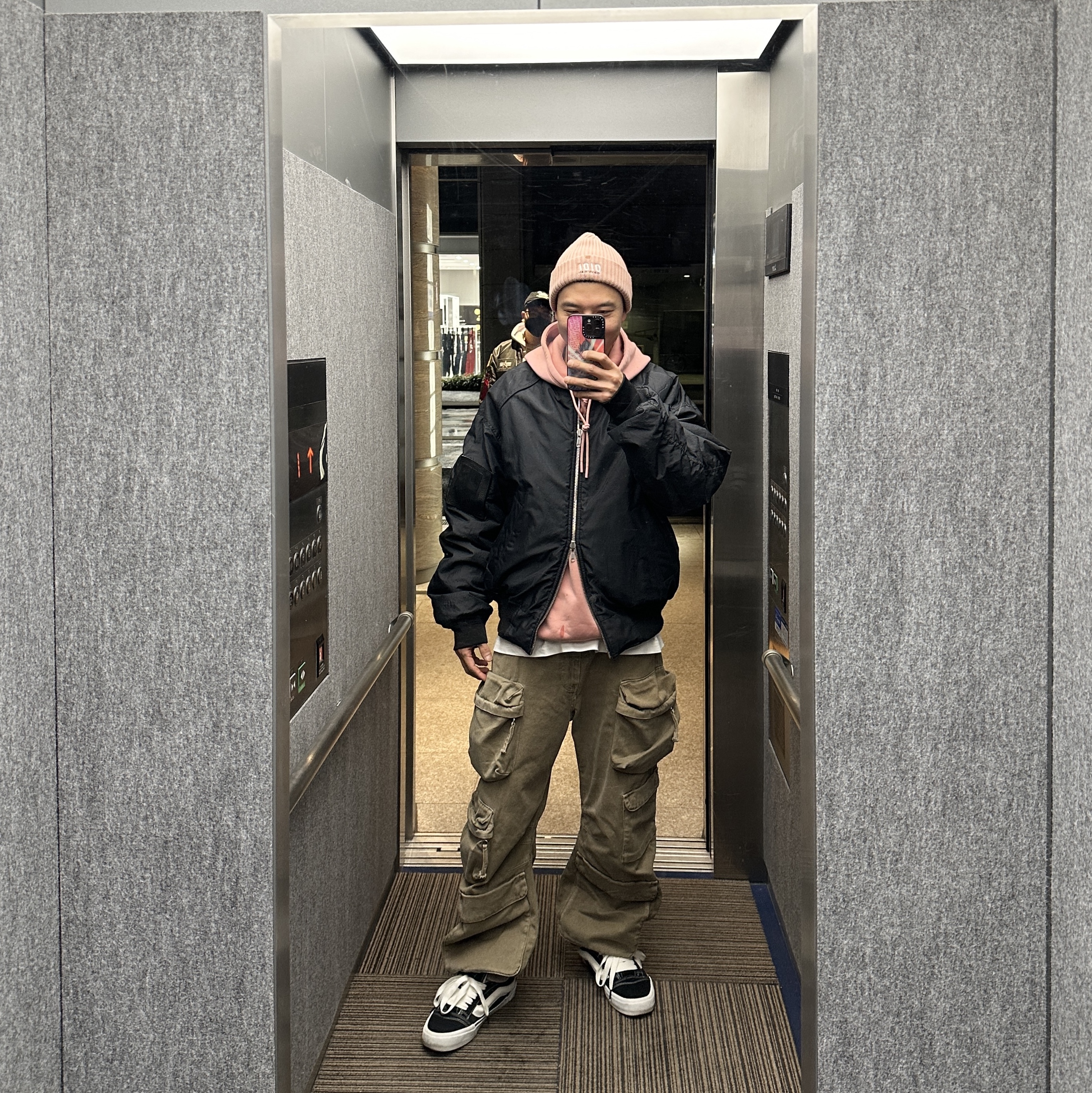 Zara Utility Cargo Jeans Dark Sand 착용 스타일 - 2