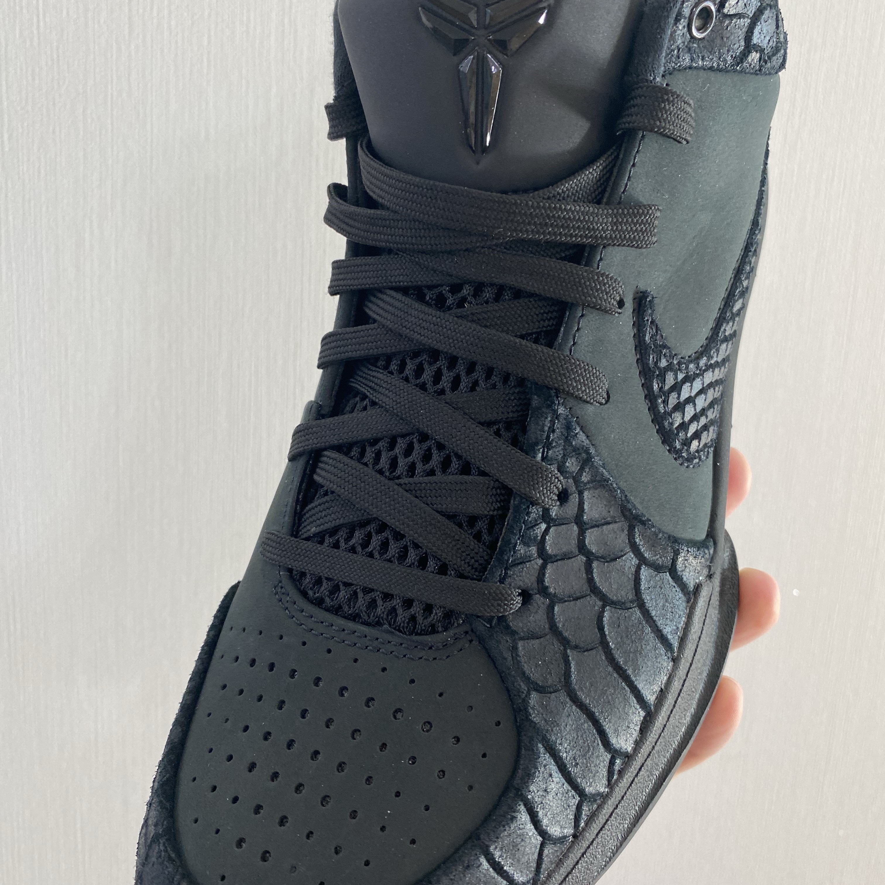 Nike Kobe 4 Protro Black University Gold 착용 스타일 - 1