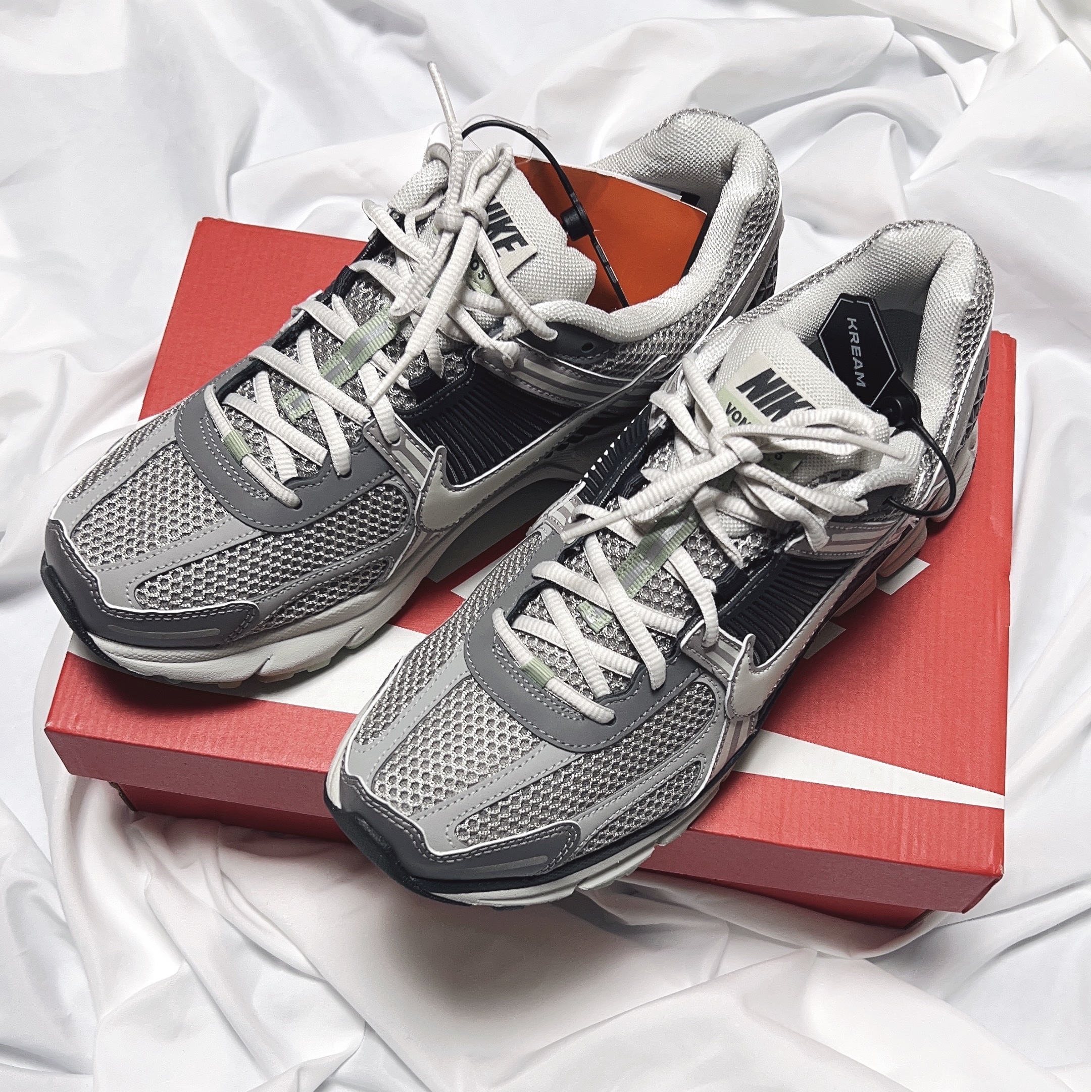 (W) Nike Zoom Vomero 5 Cobblestone and Flat Pewter 착용 스타일 - 1