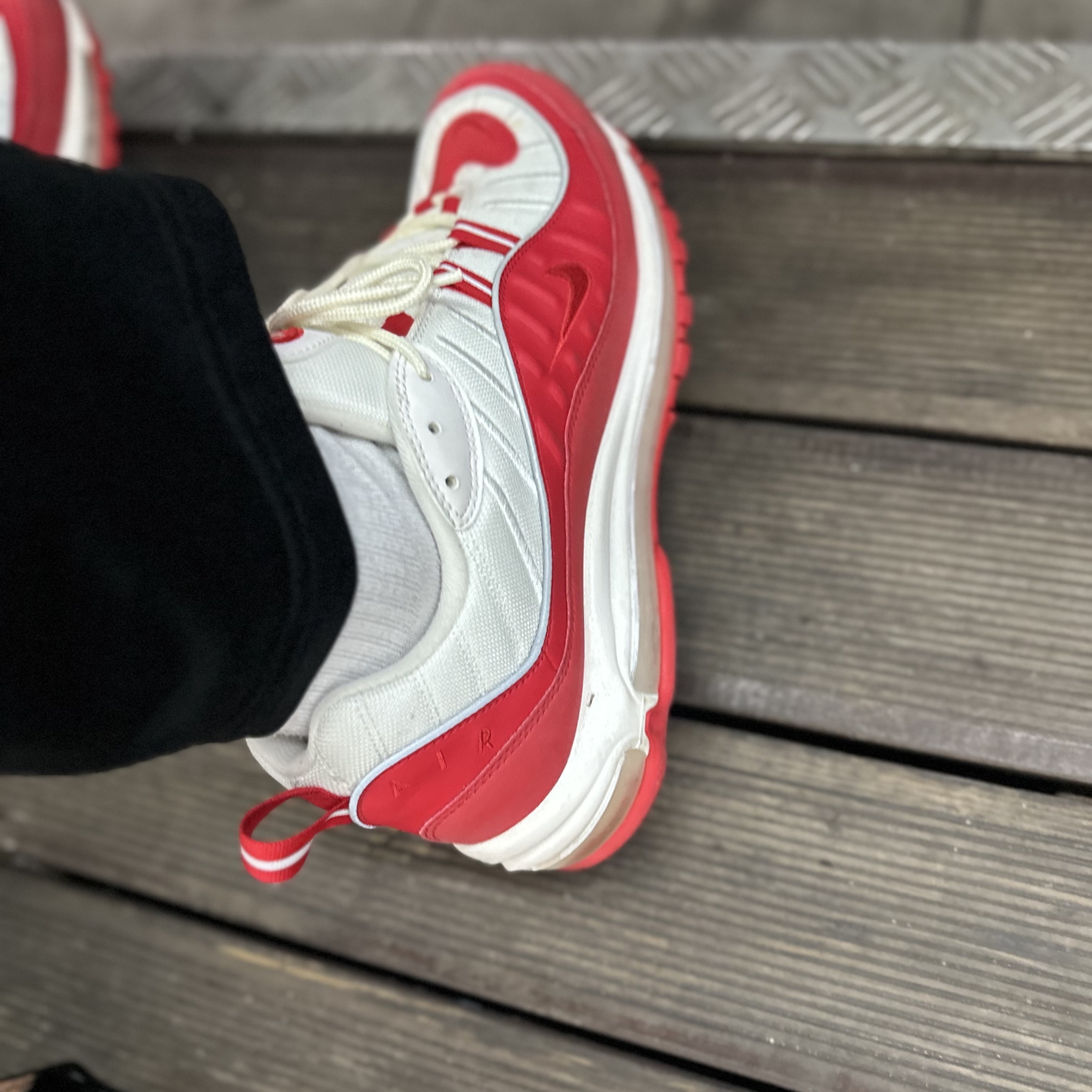 Nike Air Max 98 University Red White 착용 스타일 - 3