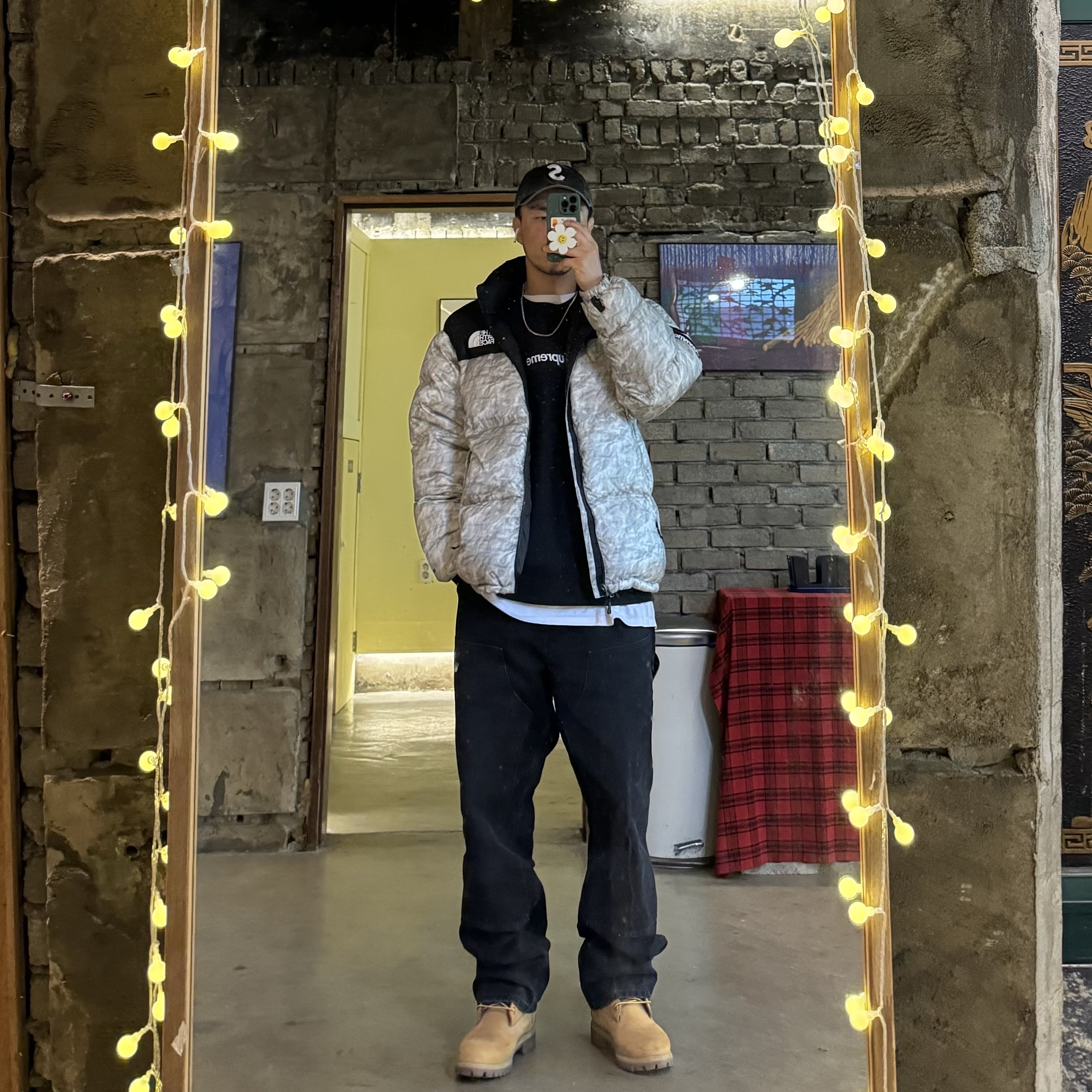 Supreme x The North Face Paper Print Nuptse Jacket - 19FW 착용 스타일