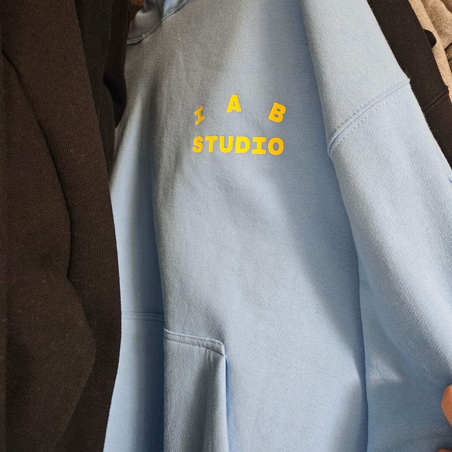 IAB Studio Hoodie Sky Blue Lemon 착용 스타일