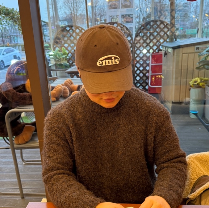 Emis New Logo Emis Cap Brown 착용 스타일 - 1