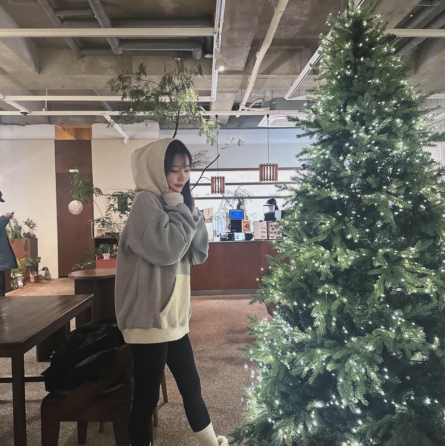IAB Studio Hoodie Dual Gray 착용 스타일