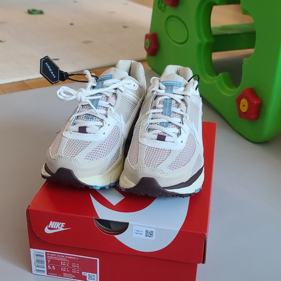 (W) Nike Zoom Vomero 5 Oatmeal 착용 스타일 - 2