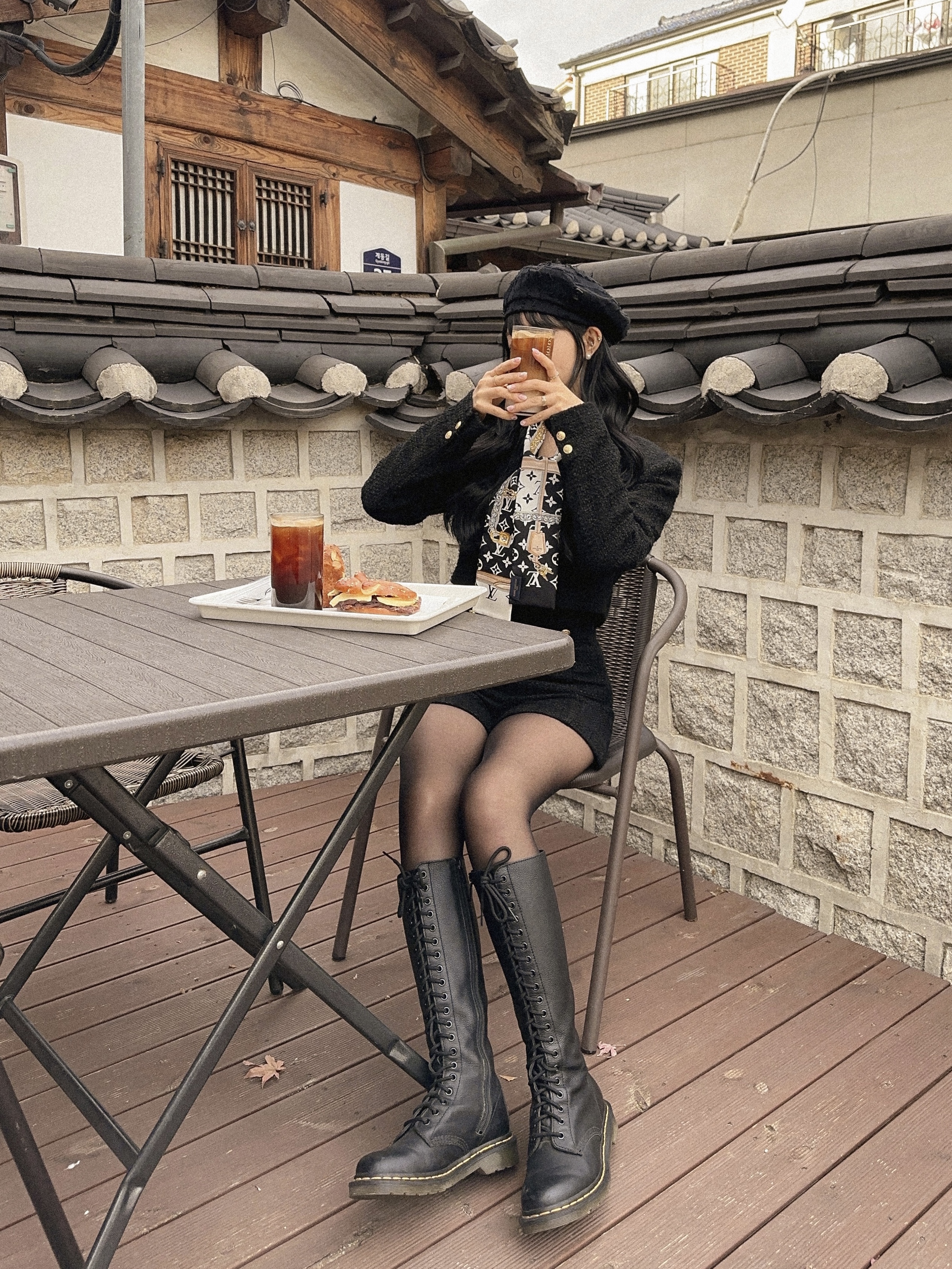 (W) Louis Vuitton Monogram Confidential Bandeau Black, (W) Dr. Martens 1B60 Boots Black 착용 스타일 - 2