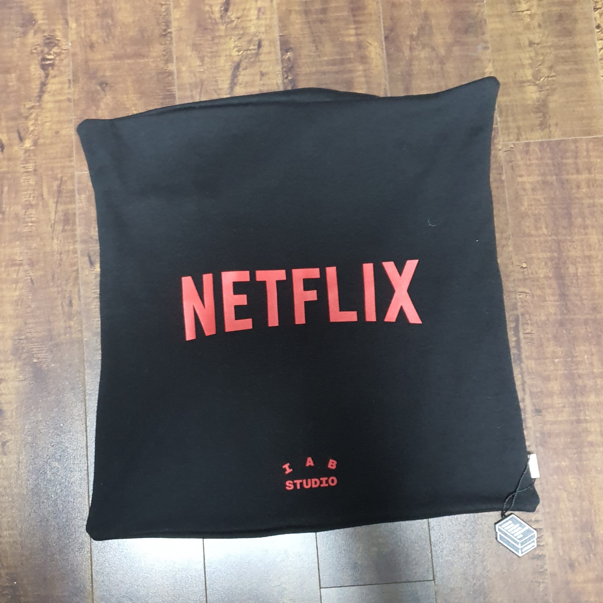IAB Studio x Netflix Pajama Cushion Cover Set Black 착용 스타일 - 3