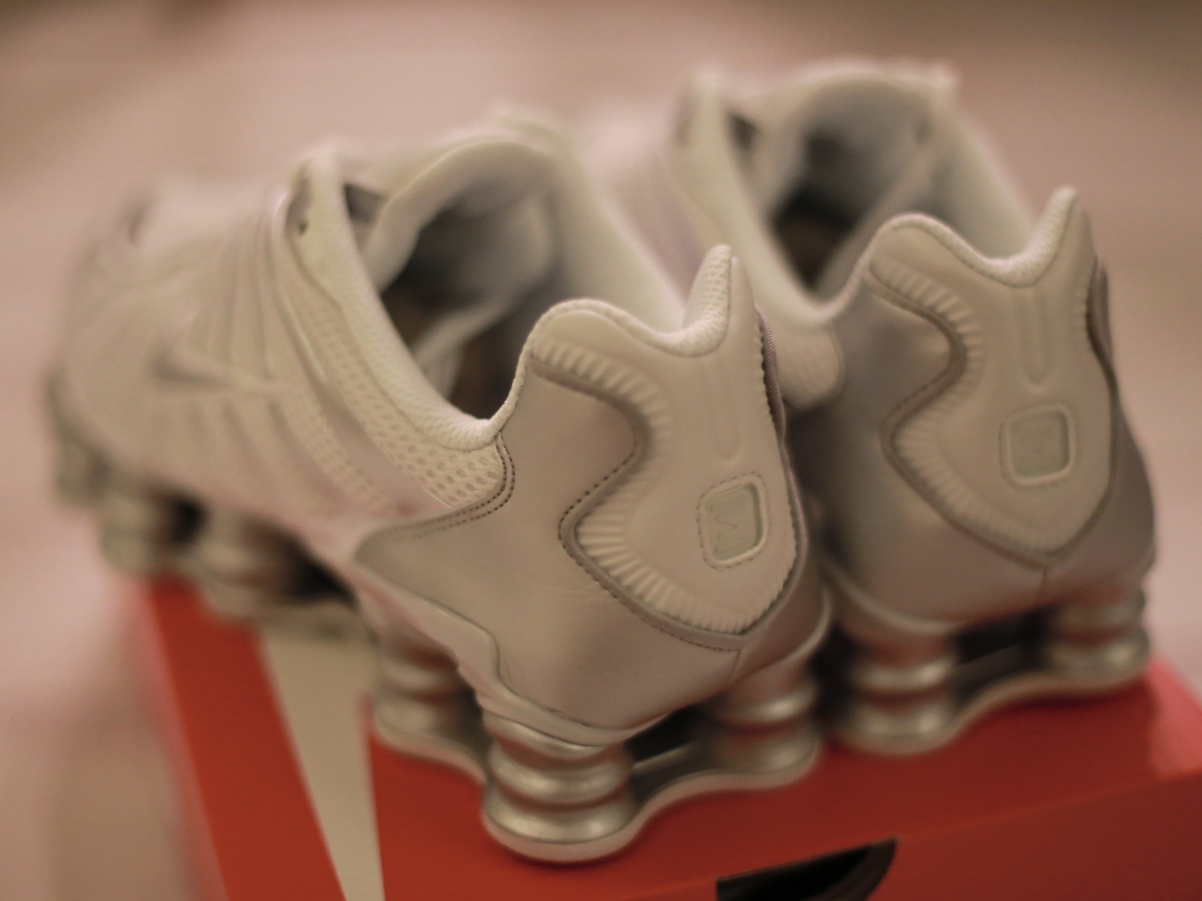 (W) Nike Shox TL Metallic Silver 착용 스타일 - 3