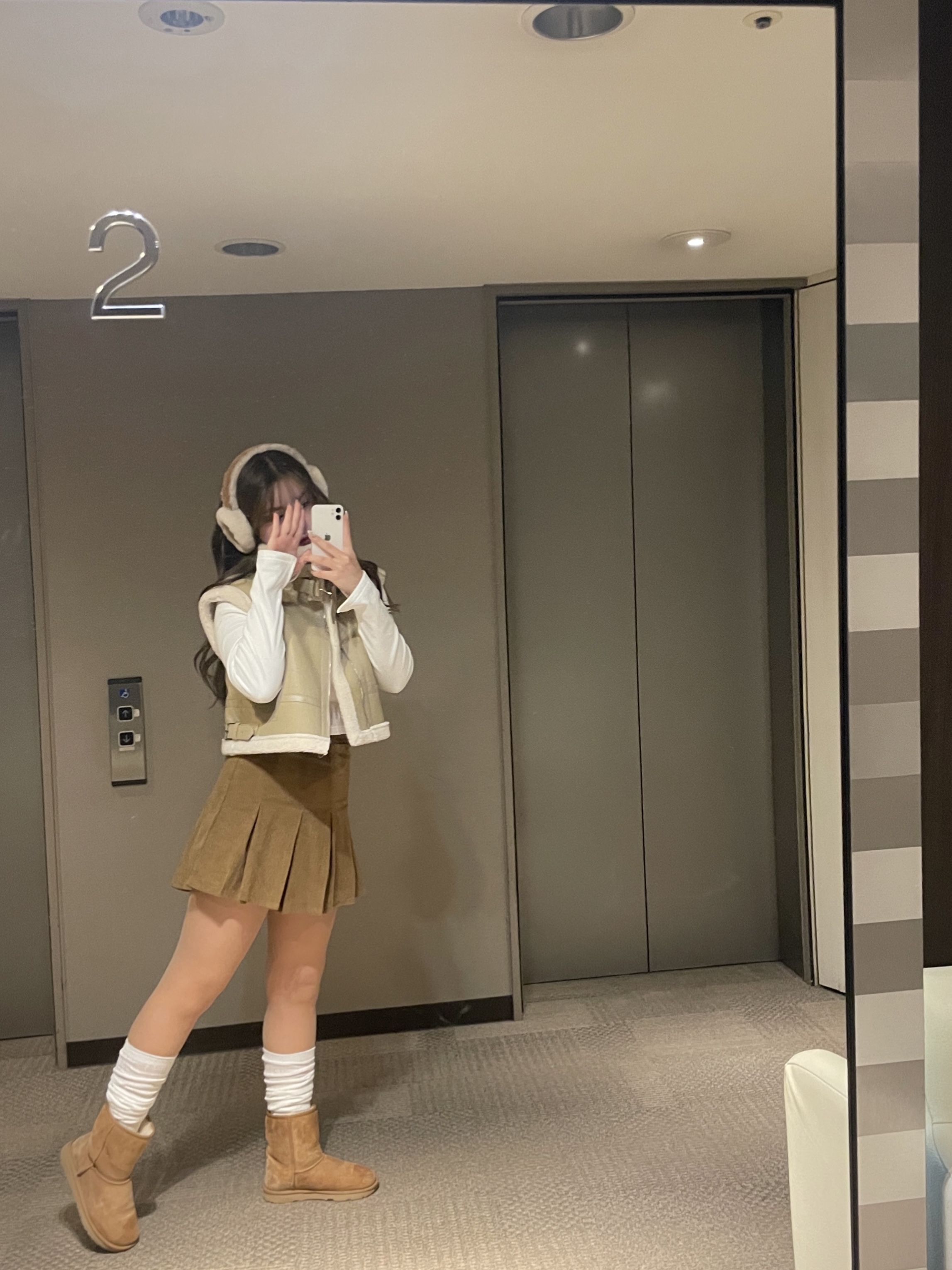 (W) UGG Embroidered Logo Earmuff Chestnut, (W) UGG Coquette Slipper Chestnut 착용 스타일 - 1