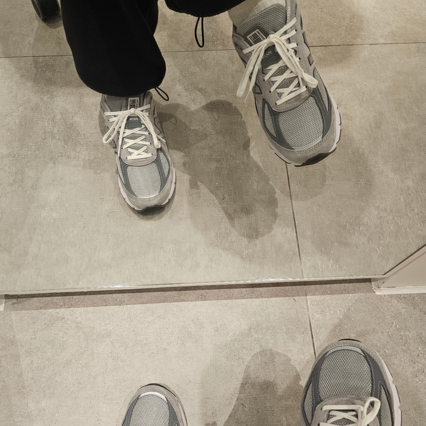 New Balance 990v4 Made in USA Grey Silver 착용 스타일 - 2