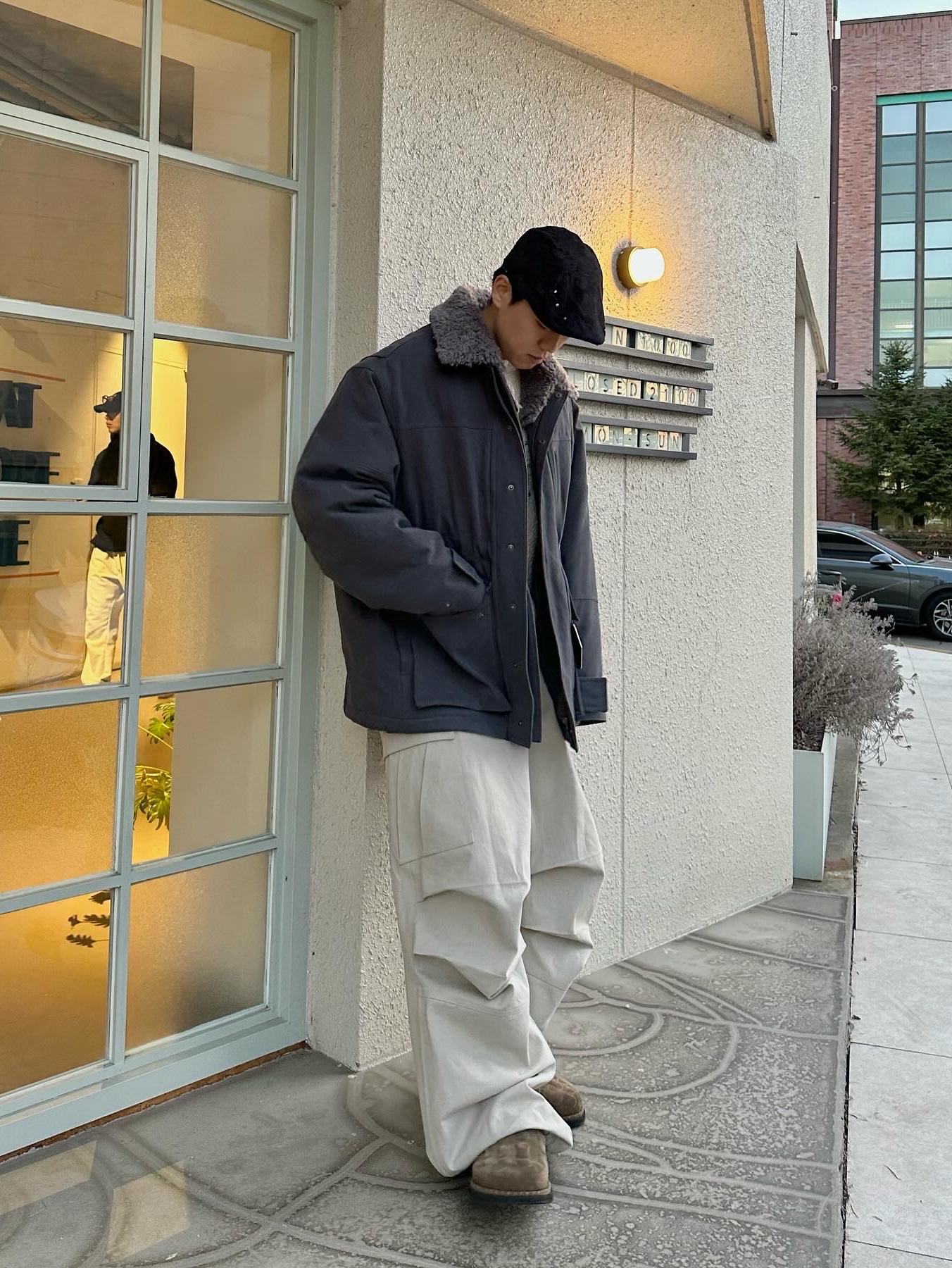 Nonnod Side Zip Cargo Pants Beige, Kinchi x Yiyae Bone Mule Camel 착용 스타일 - 1