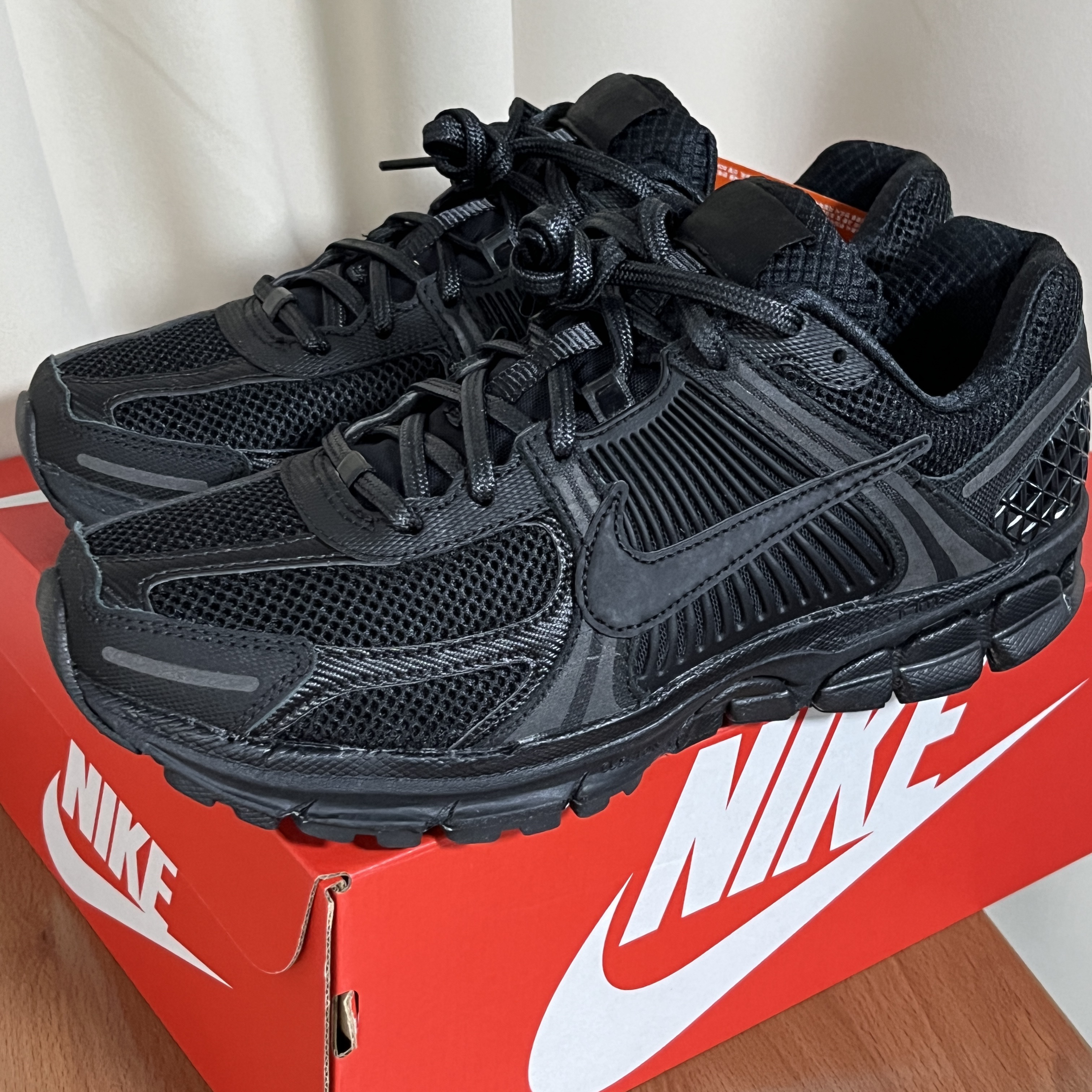 Nike Zoom Vomero 5 SP Black 착용 스타일