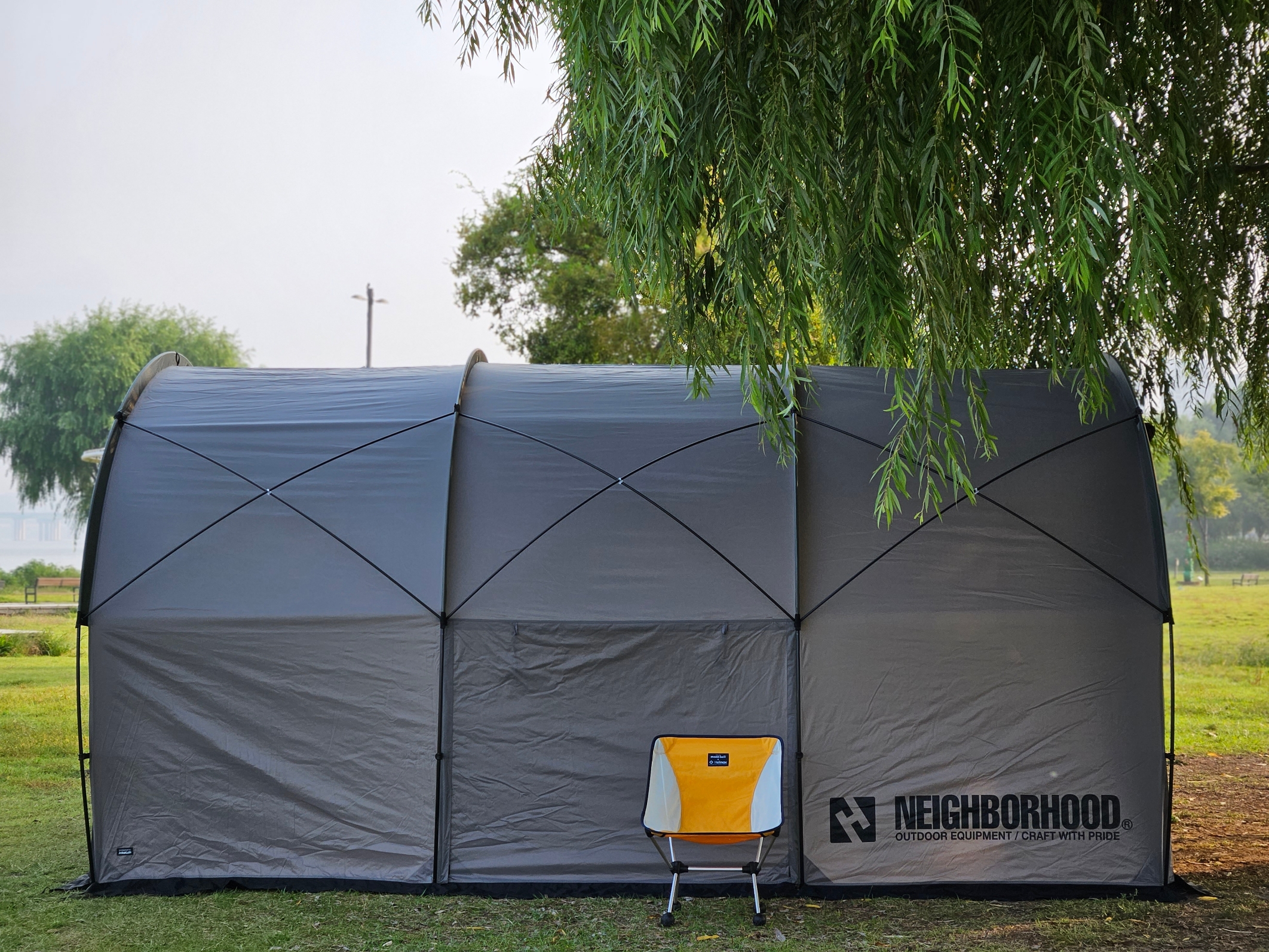 Helinox x Neighborhood Field Tunnel 4.35 Hangar Gray 착용 스타일 - 3