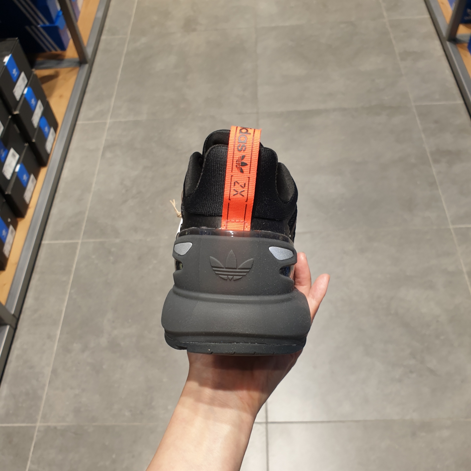 Adidas ZX 2K Boost 2.0 Core Black Solar Red 착용 스타일 - 3