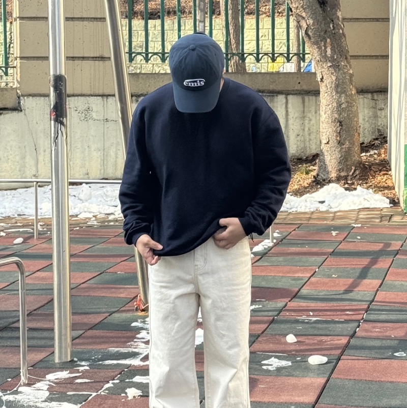 Emis New Logo Emis Cap Navy 착용 스타일