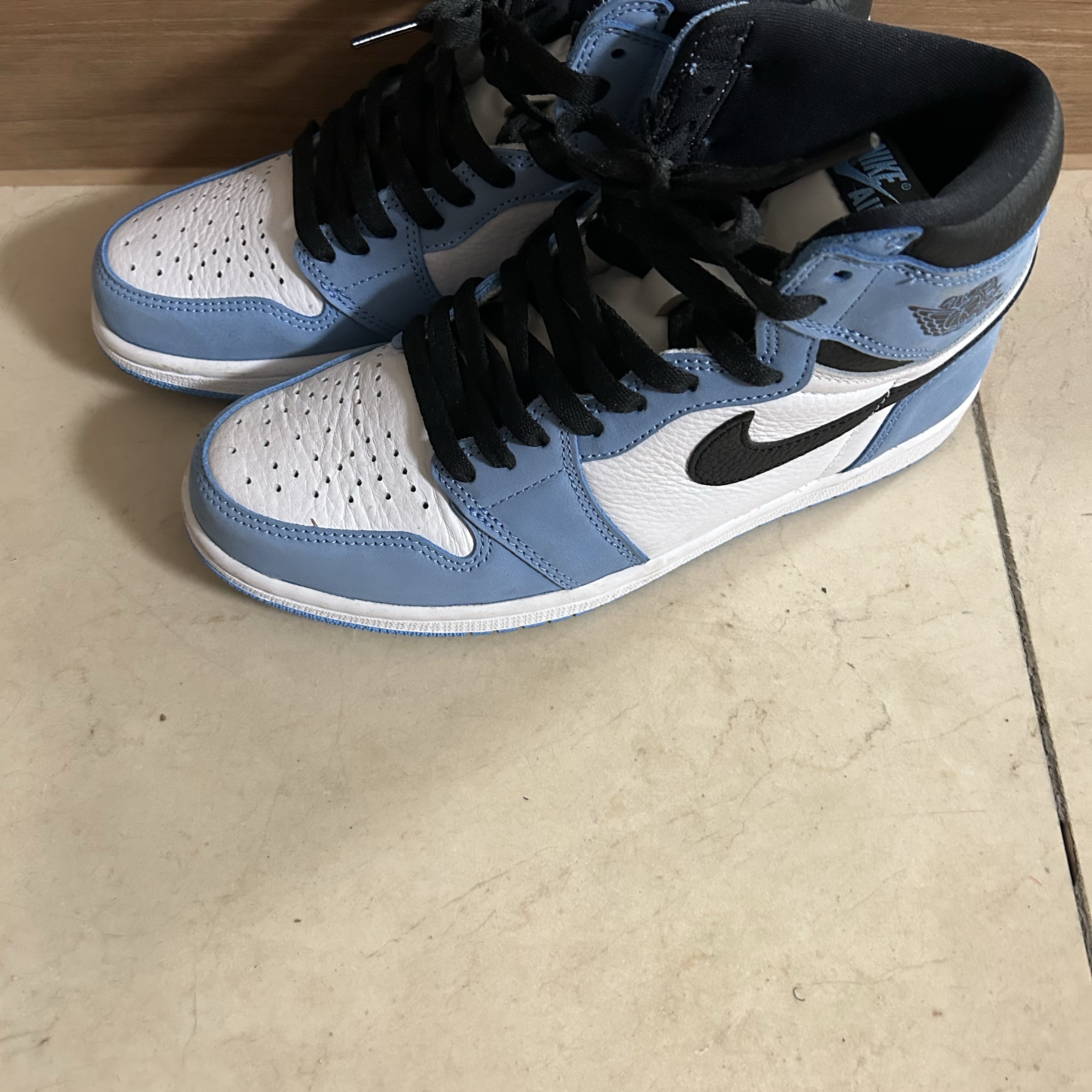 Jordan 1 Retro High OG University Blue 착용 스타일