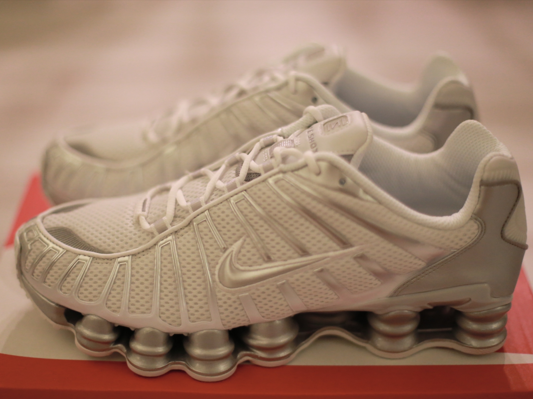 (W) Nike Shox TL Metallic Silver 착용 스타일 - 1