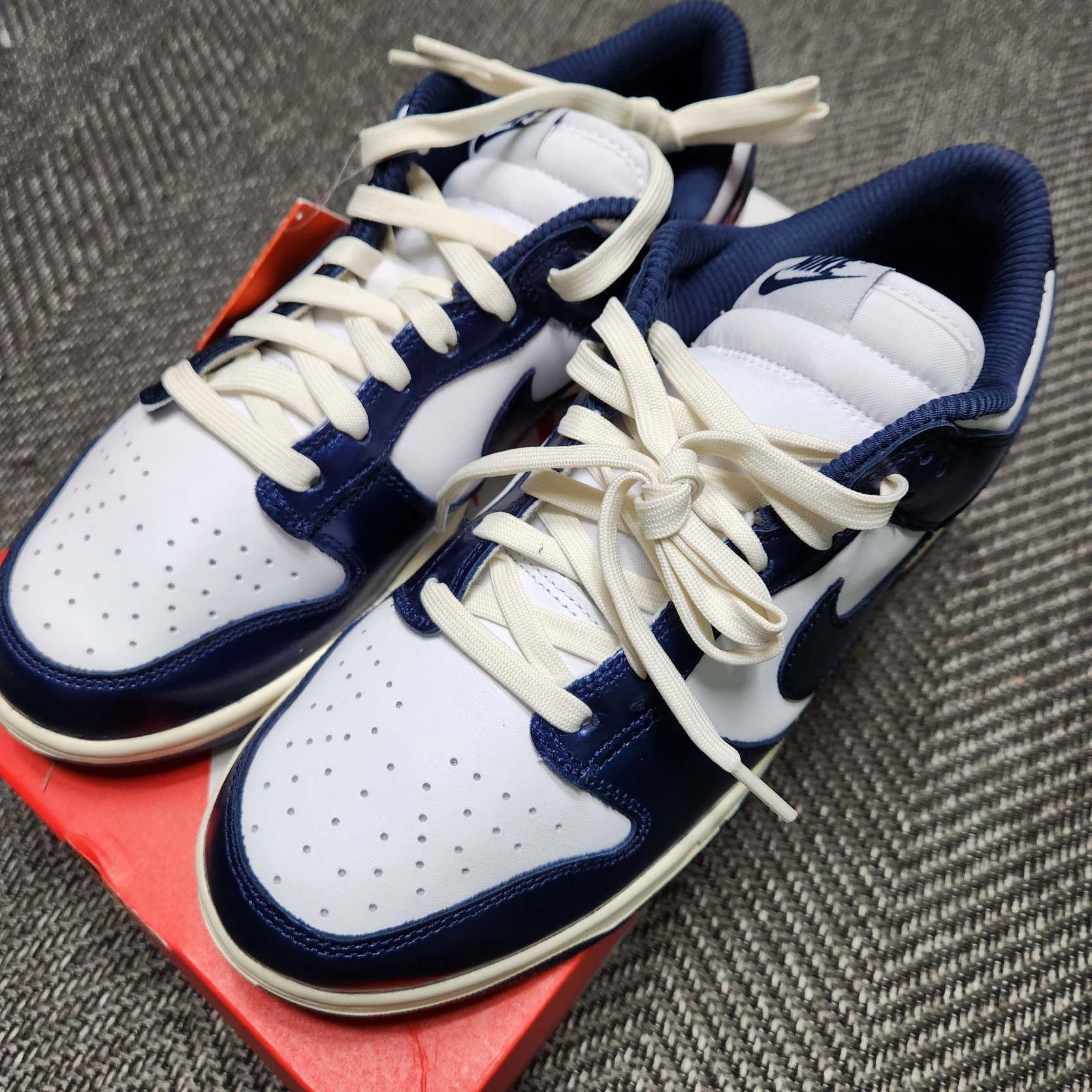 (W) Nike Dunk Low PRM Midnight Navy and White 착용 스타일
