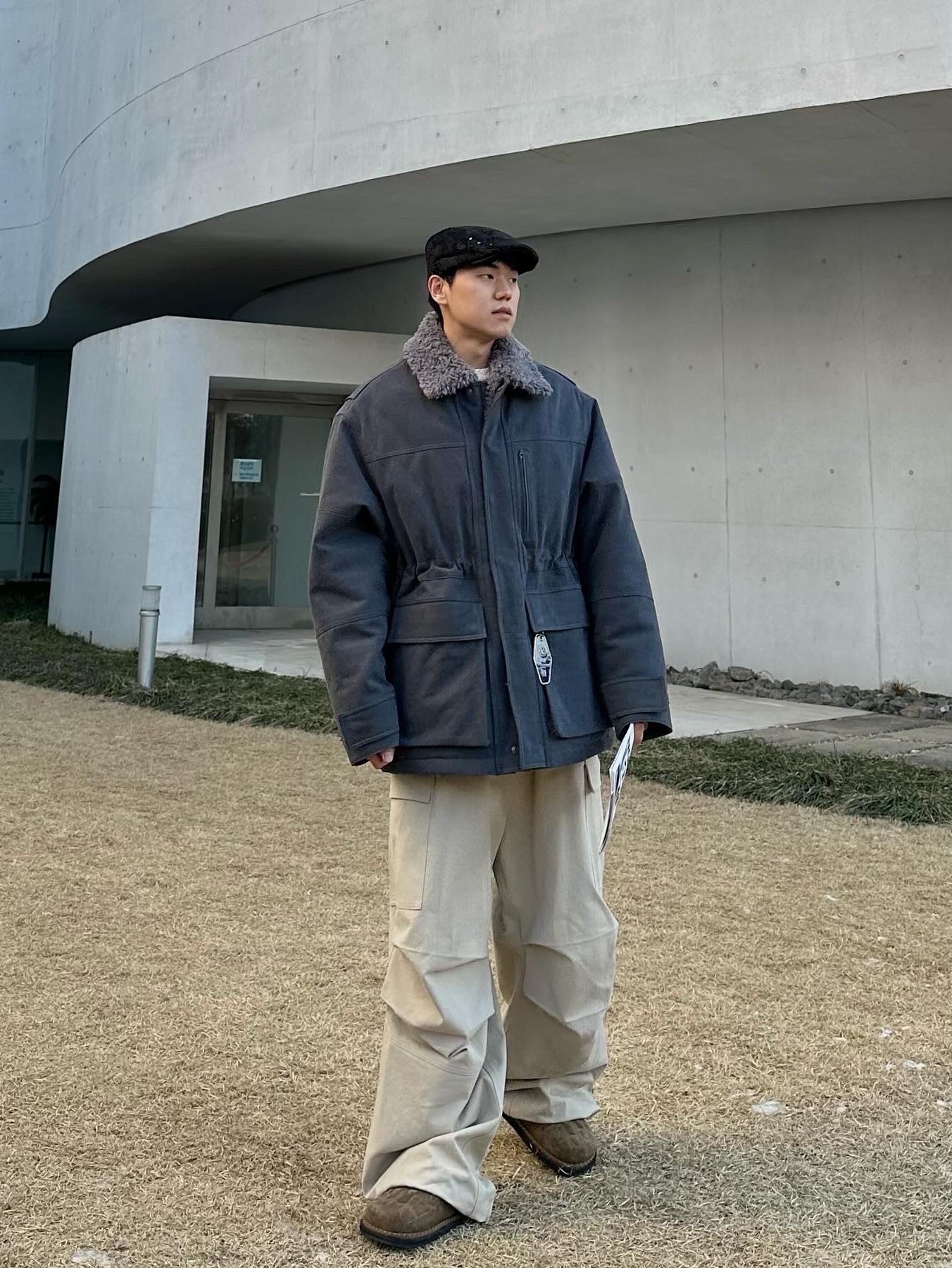 Nonnod Side Zip Cargo Pants Beige, Kinchi x Yiyae Bone Mule Camel 착용 스타일 - 3