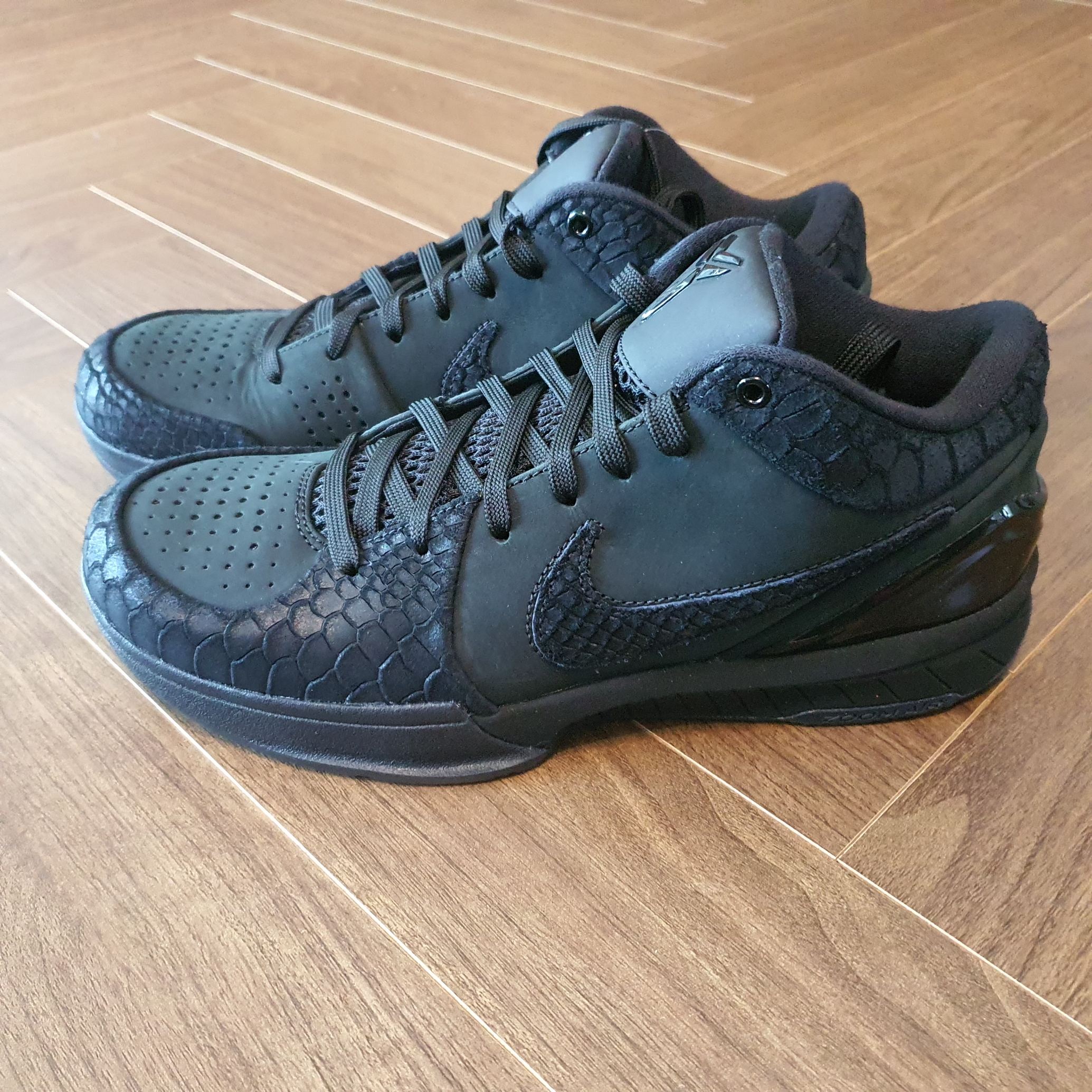 Nike Kobe 4 Protro Black University Gold 착용 스타일