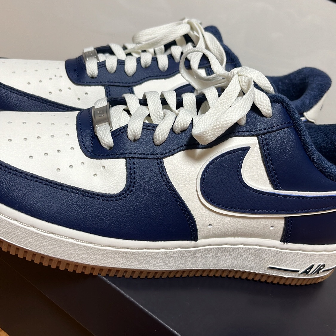Nike Air Force 1 '07 LV8 Midnight Navy 착용 스타일