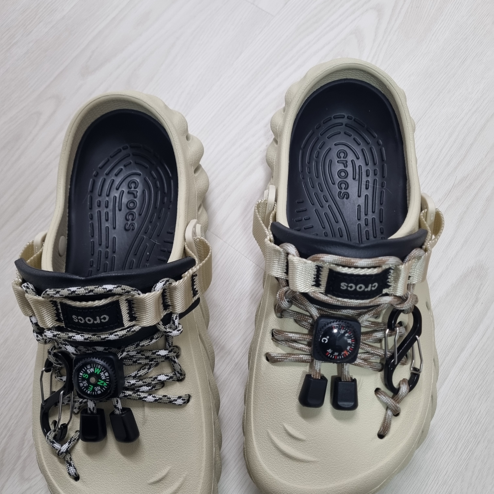 Crocs Echo Clog Bone Black 착용 스타일 - 1