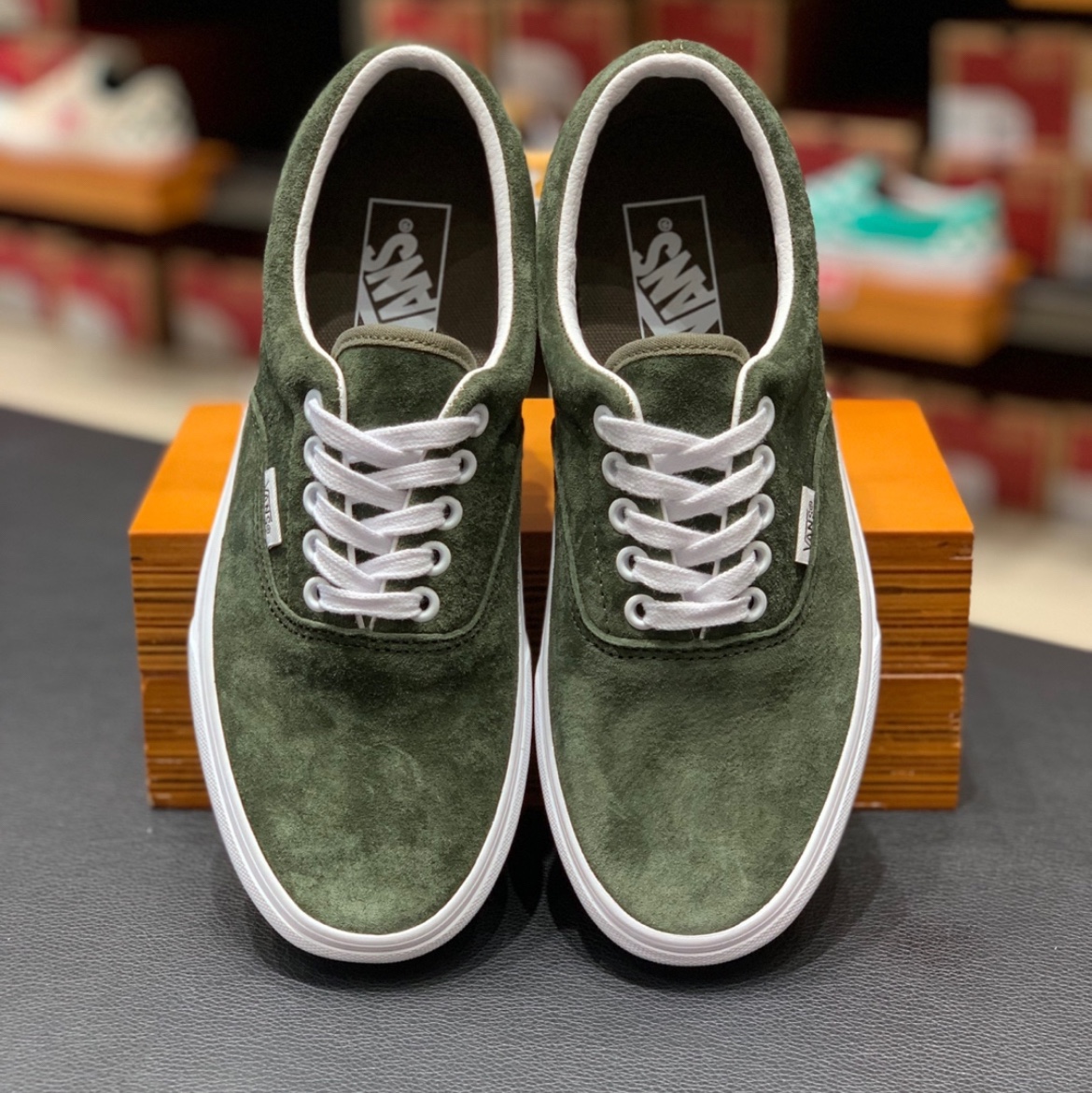 Vans Era Pig Suede Khaki 착용 스타일