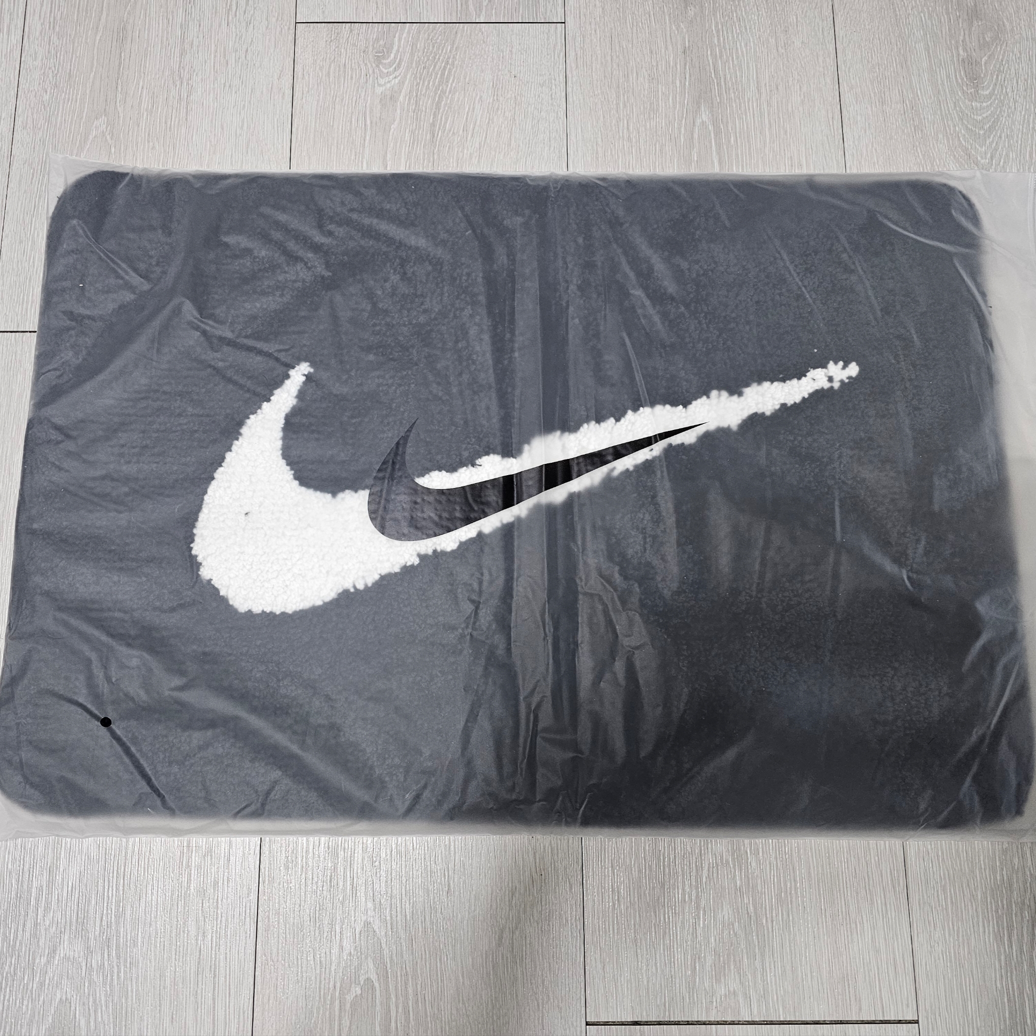 Nike x Jacquemus J Force 1 Low LX SP White, Nike Swoosh Rug Black White 착용 스타일 - 2
