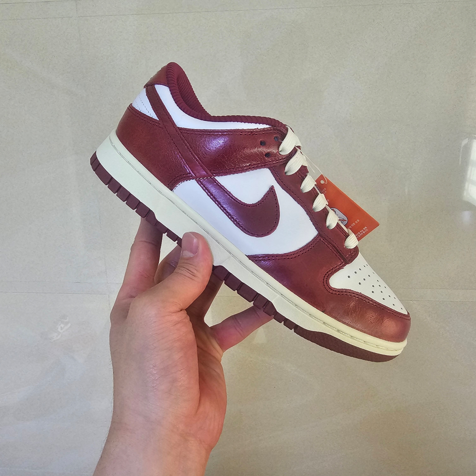 (W) Nike Dunk Low Retro PRM Team Red and White 착용 스타일 - 2