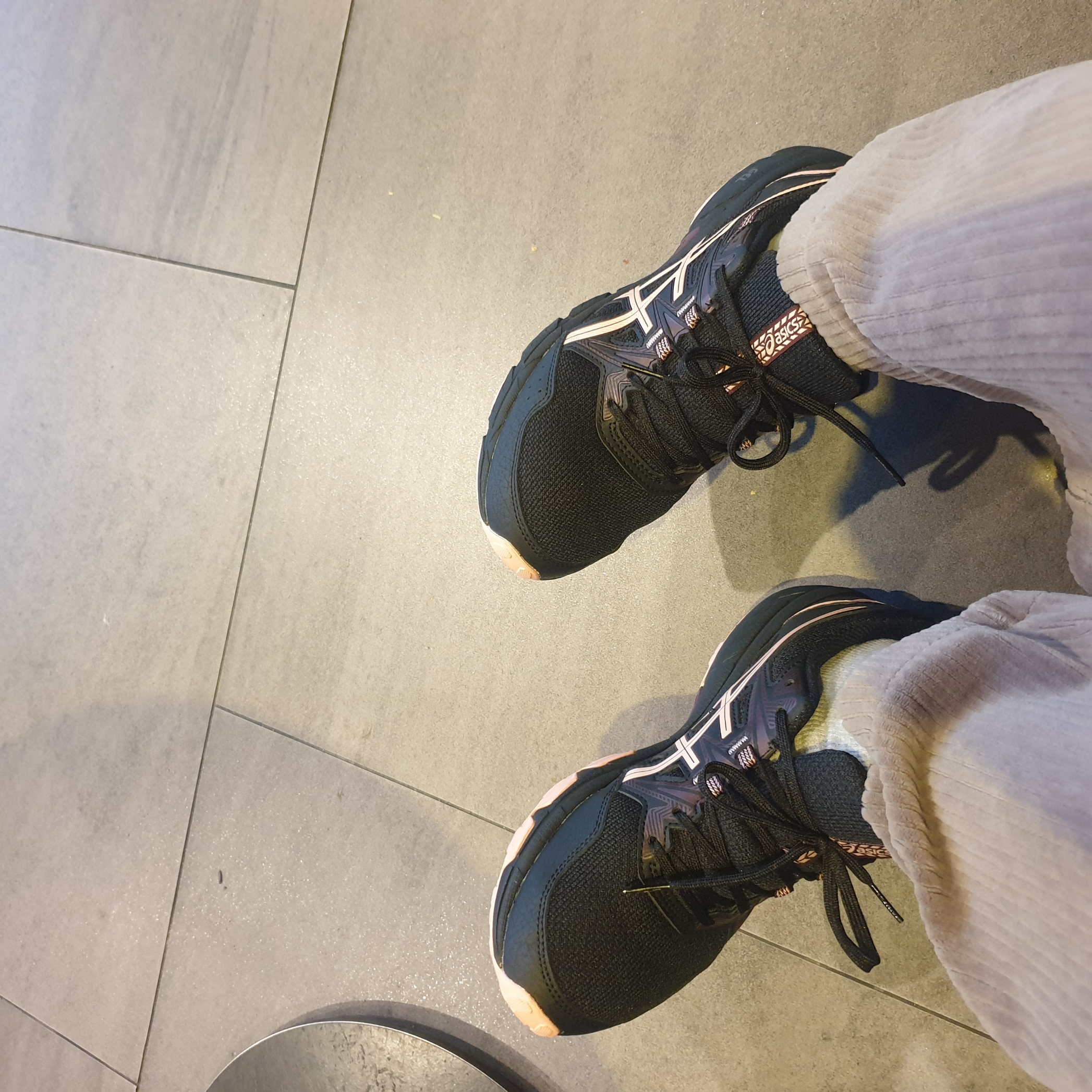 (W) Asics Gel-Venture 8 Black Frosted Rose 착용 스타일 - 1