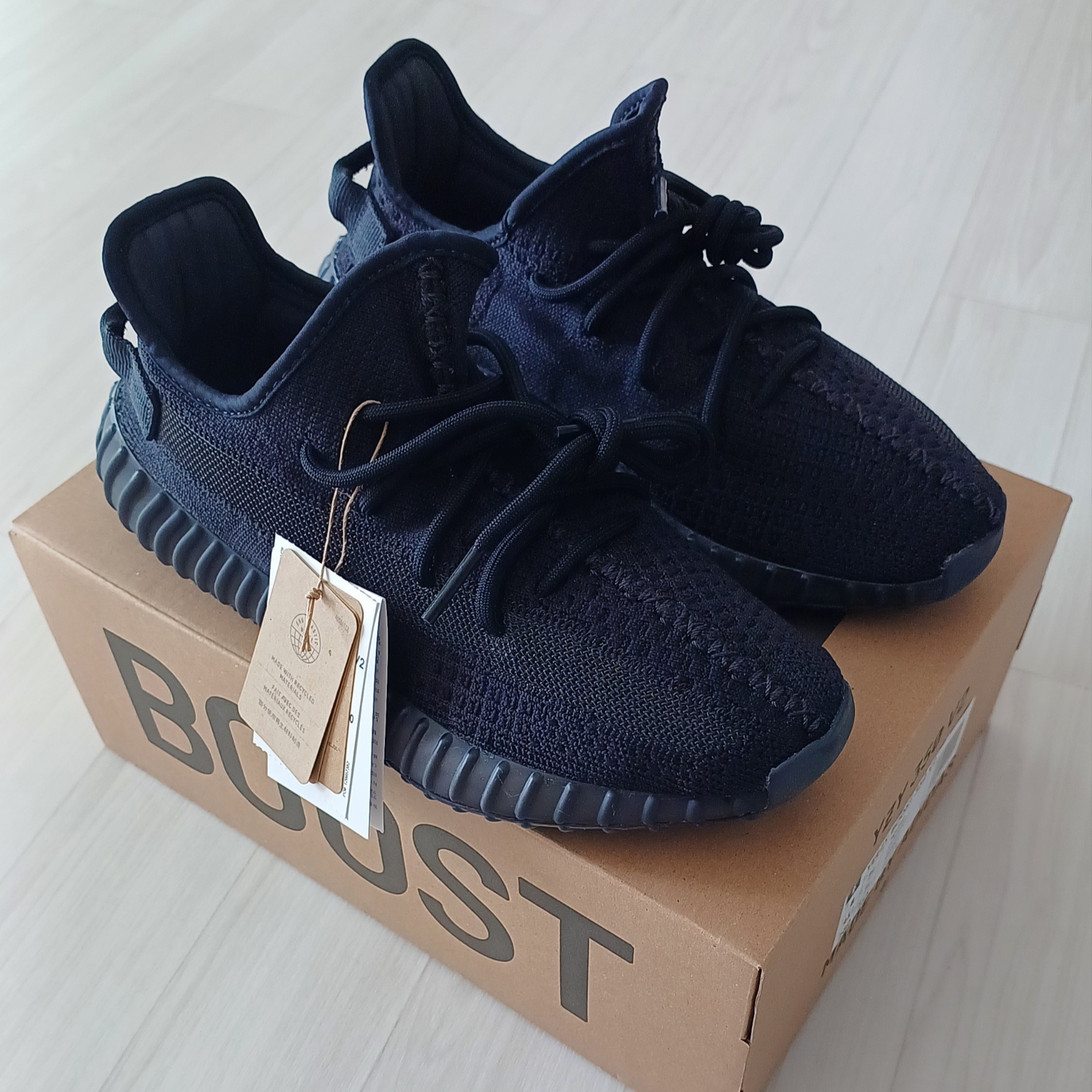 Adidas Yeezy Boost 350 V2 Onyx 착용 스타일